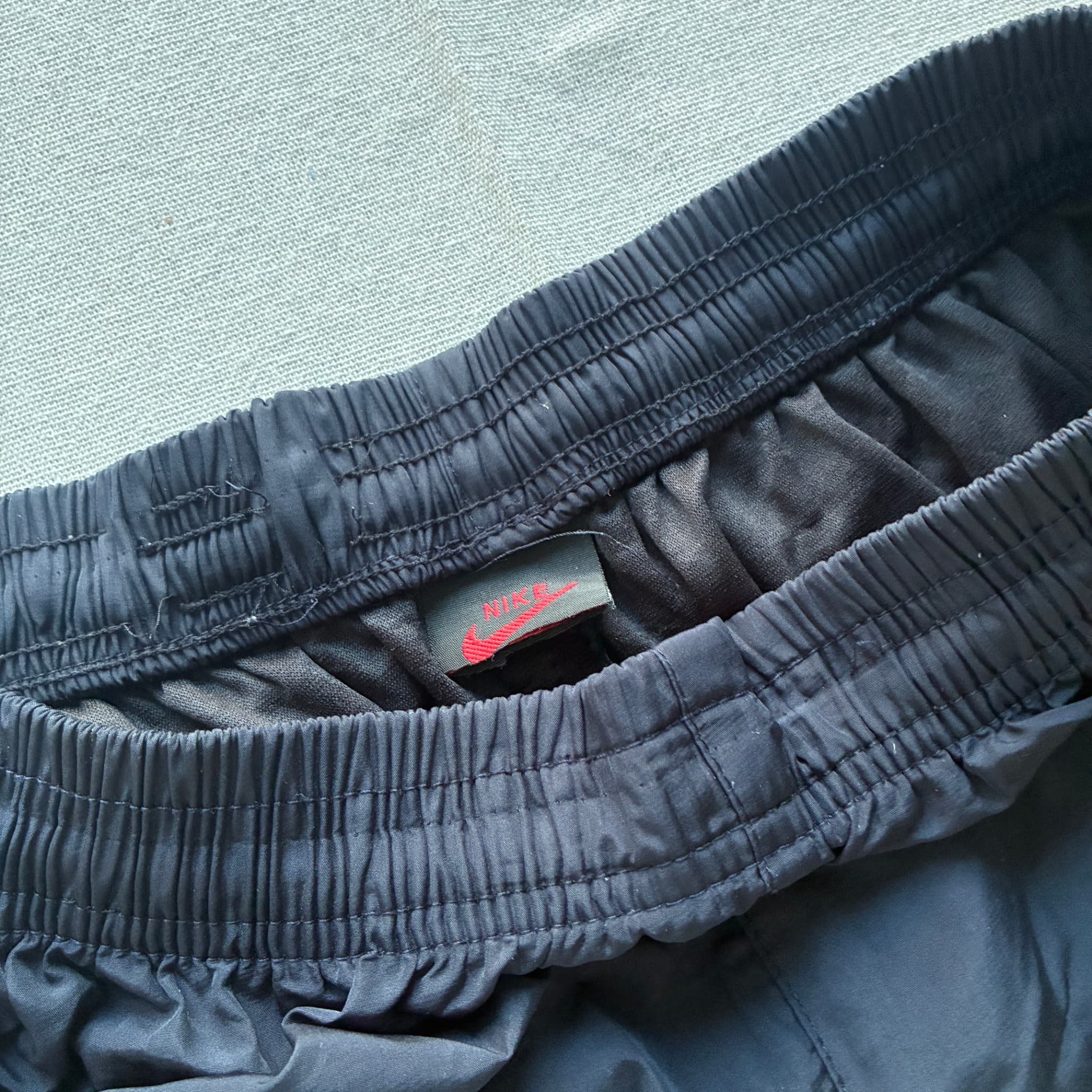 Nike Vintage Nylon Athletic Shorts Black And Yellow — photo 4 of 6
