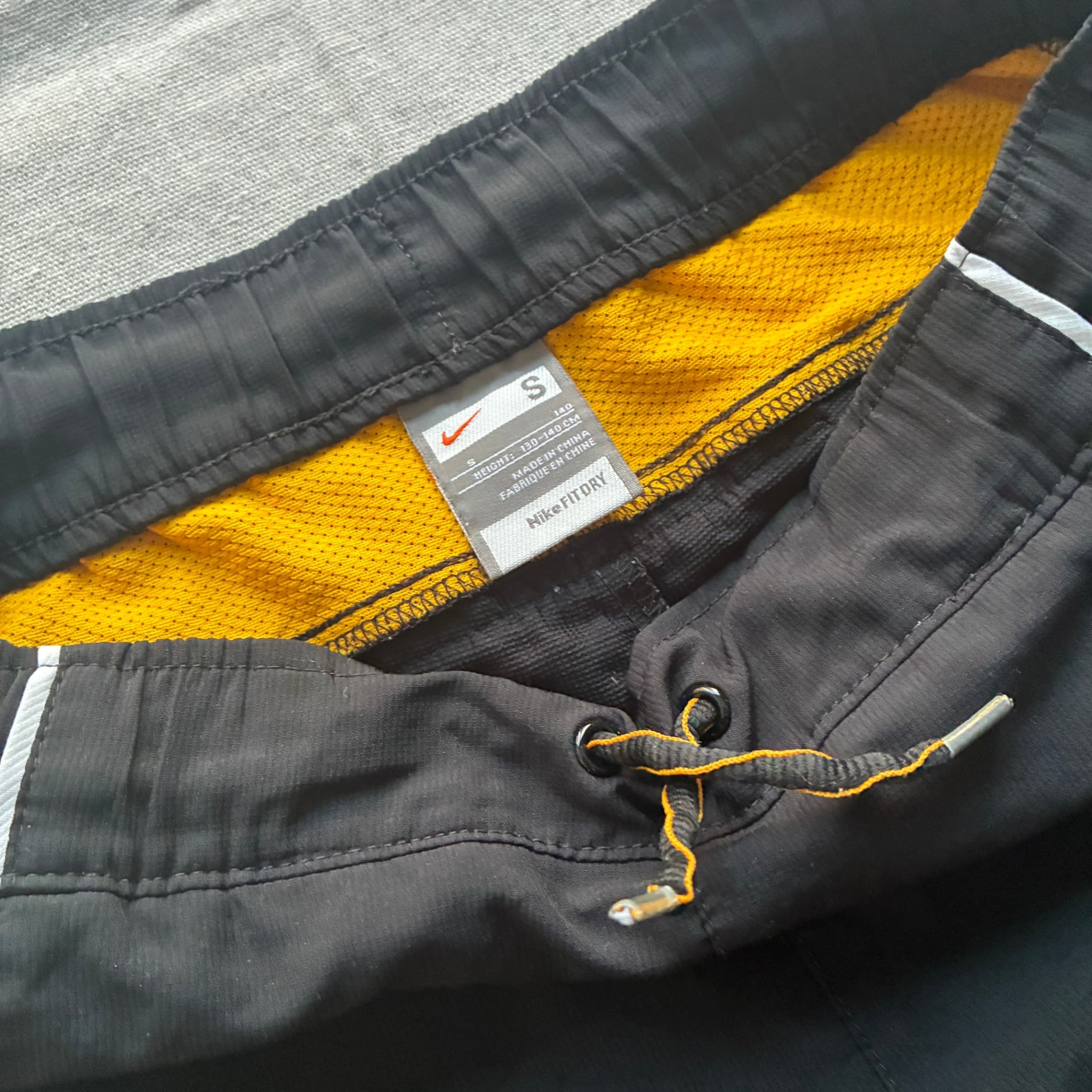 Nike Vintage Nylon Track Shorts Black Yellow S — photo 4 of 8