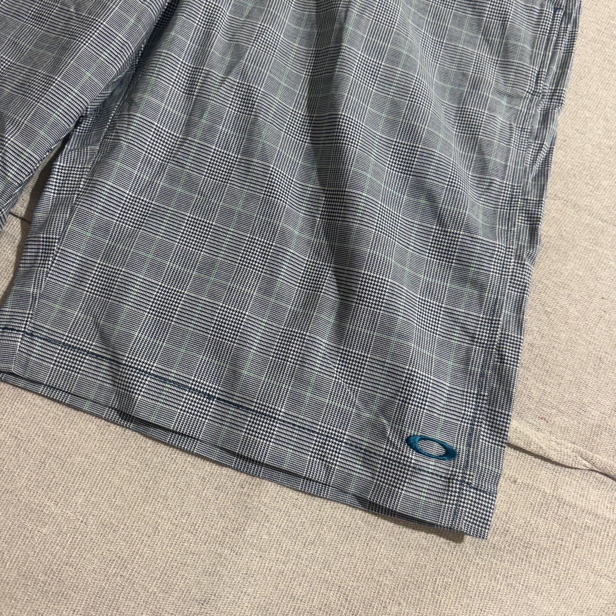Oakley Men's Plaid Golf Performance Shorts 36W — photo 2 of 8