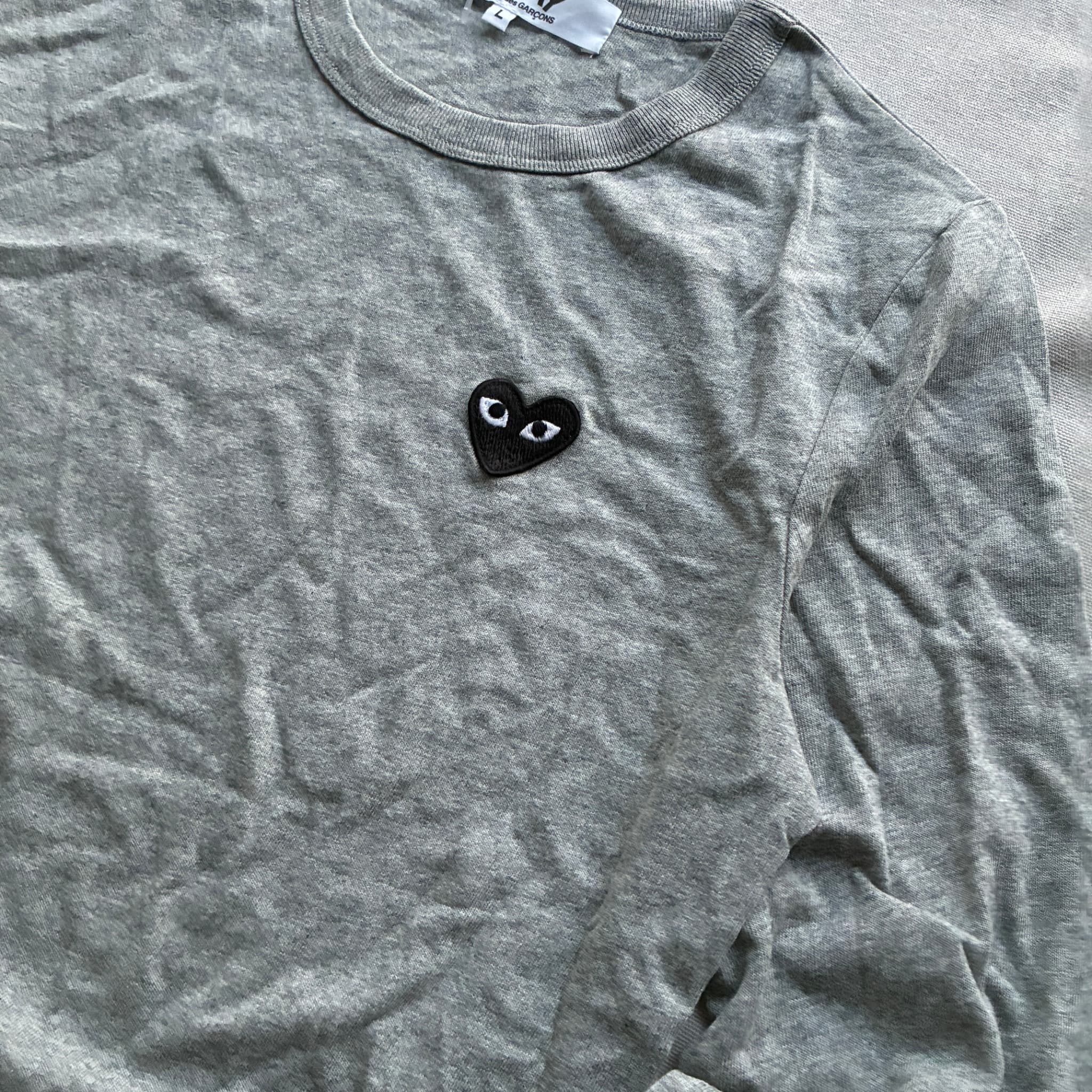 PLAY COMME des GARÇONS PLAY Grey Long Sleeve Heart Logo T-Shirt — photo 3 of 7