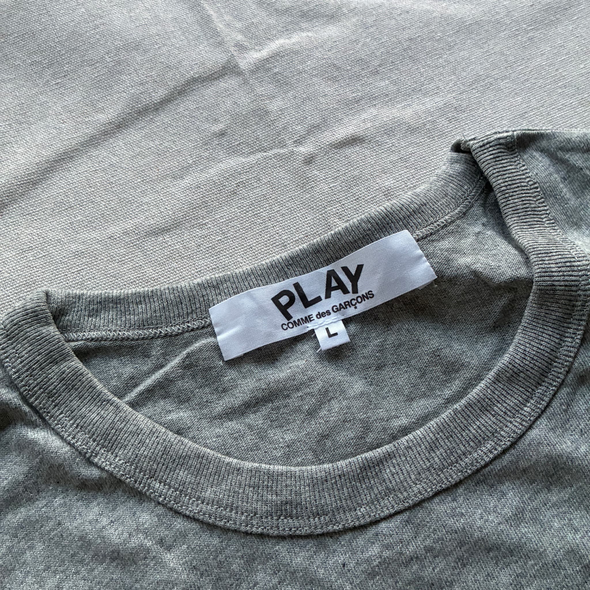 PLAY COMME des GARÇONS PLAY Grey Long Sleeve Heart Logo T-Shirt — photo 4 of 7