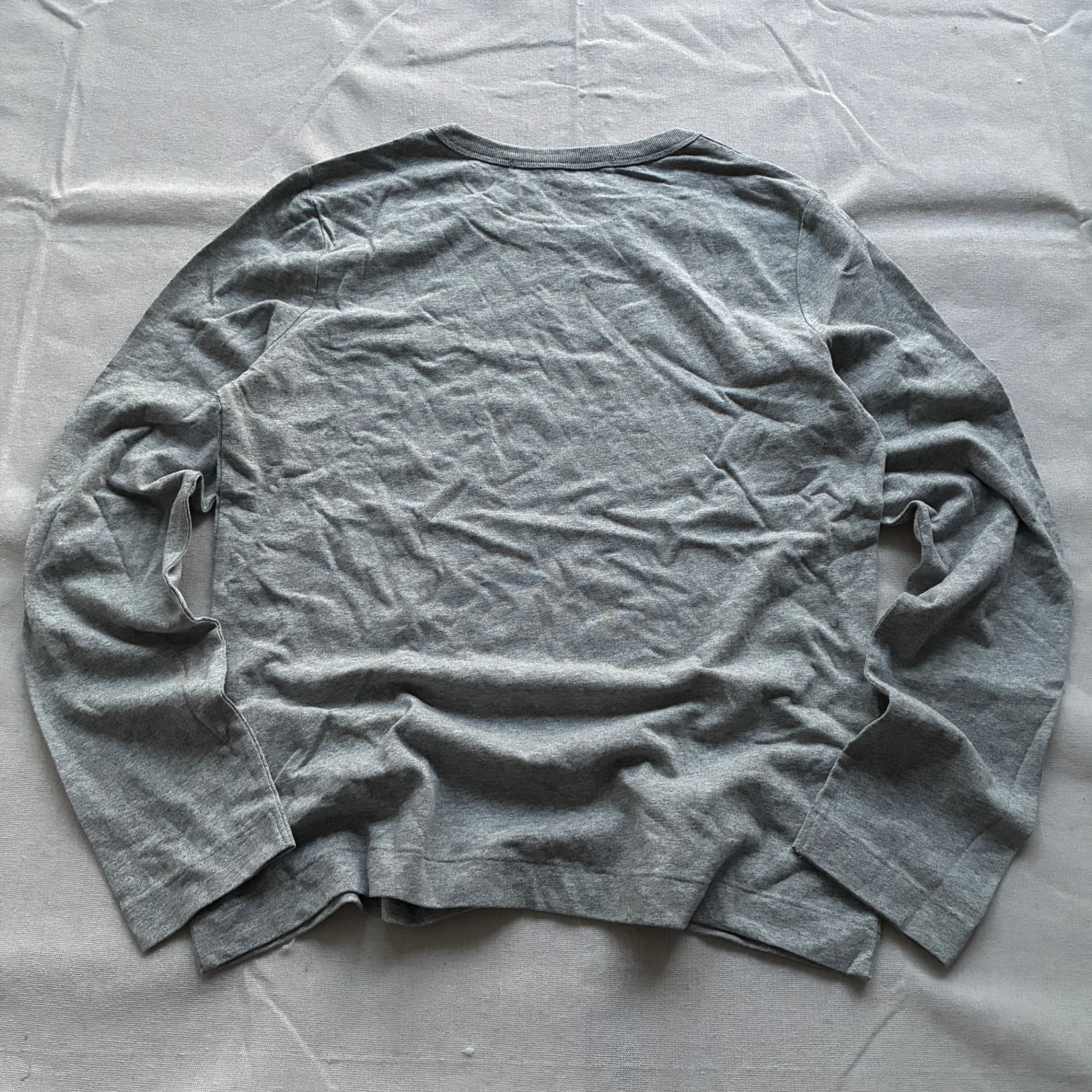 PLAY COMME des GARÇONS PLAY Grey Long Sleeve Heart Logo T-Shirt — photo 5 of 7