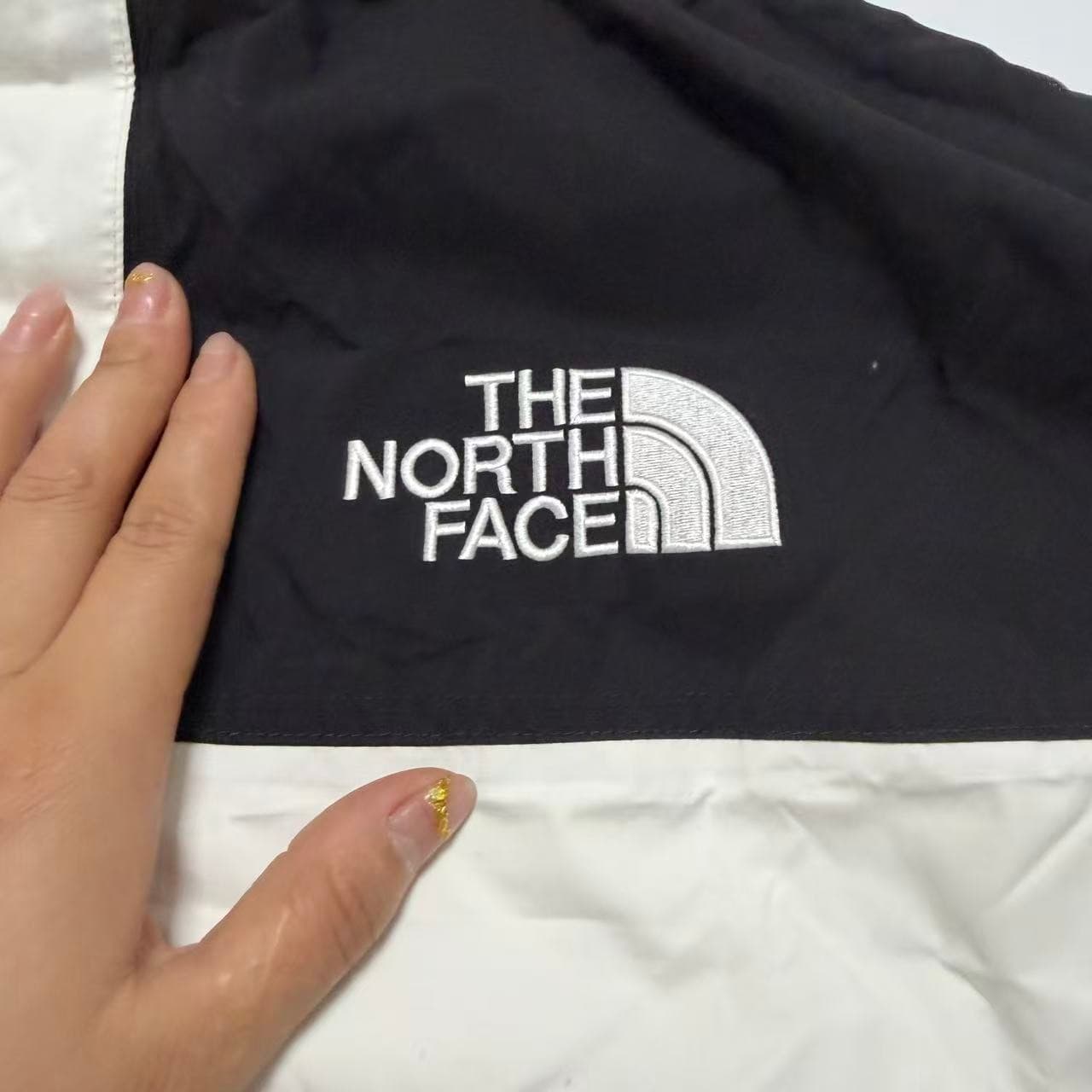 The North Face Mountain Light Jacket White Black — photo 9 of 10