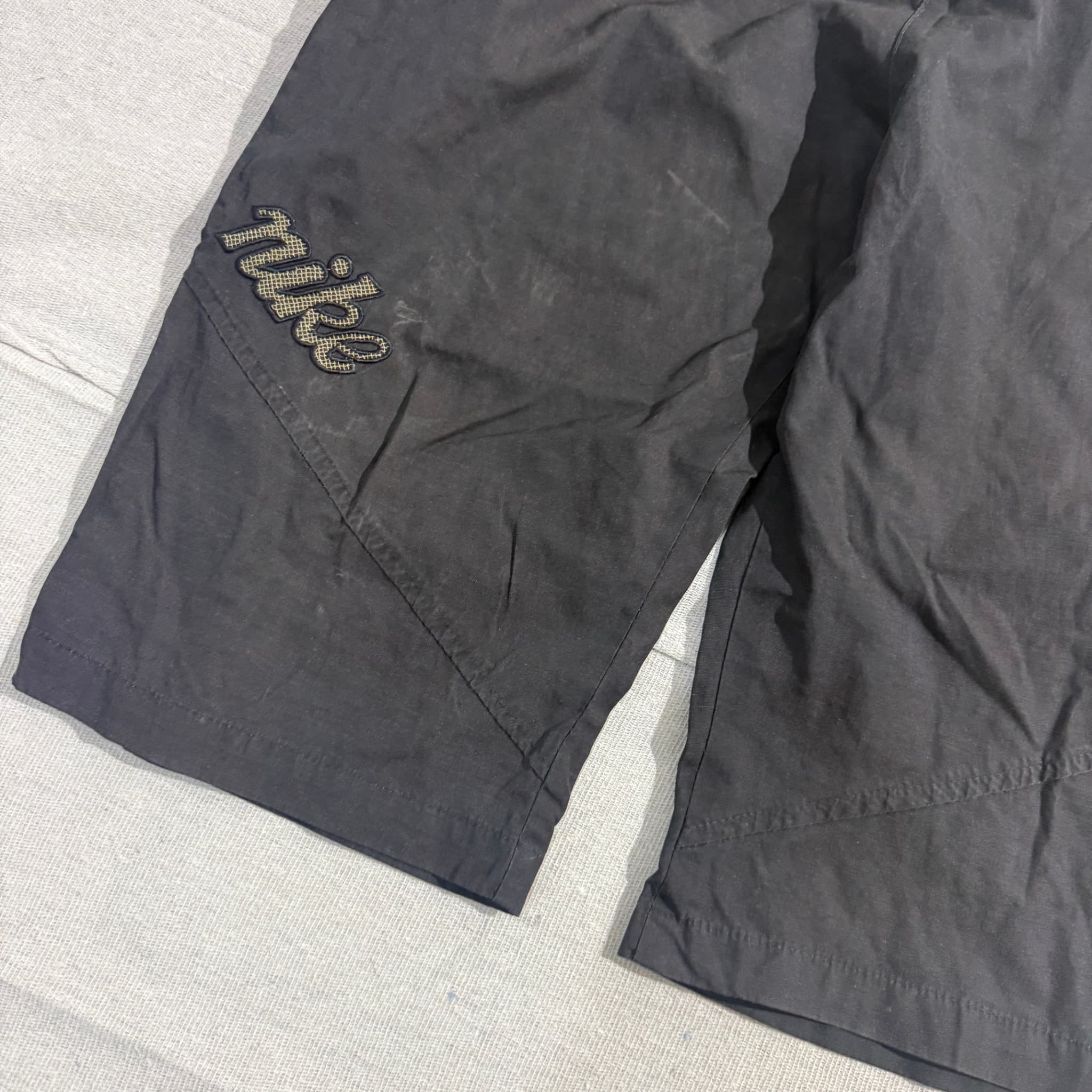 Vintage Nike Black Cargo Board Shorts Men's XL — photo 2 of 6