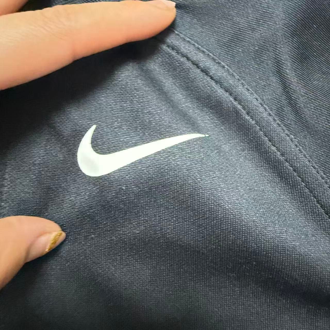 Vintage Nike Women's Black Full-Zip Track Jacket — photo 2 of 7