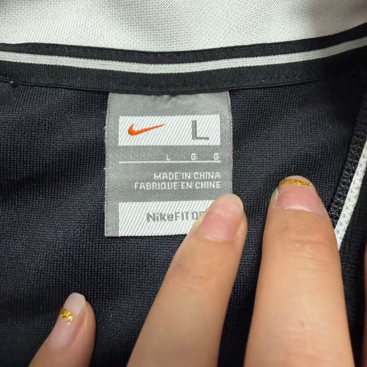 Vintage Nike Women's Black Full-Zip Track Jacket — photo 3 of 7