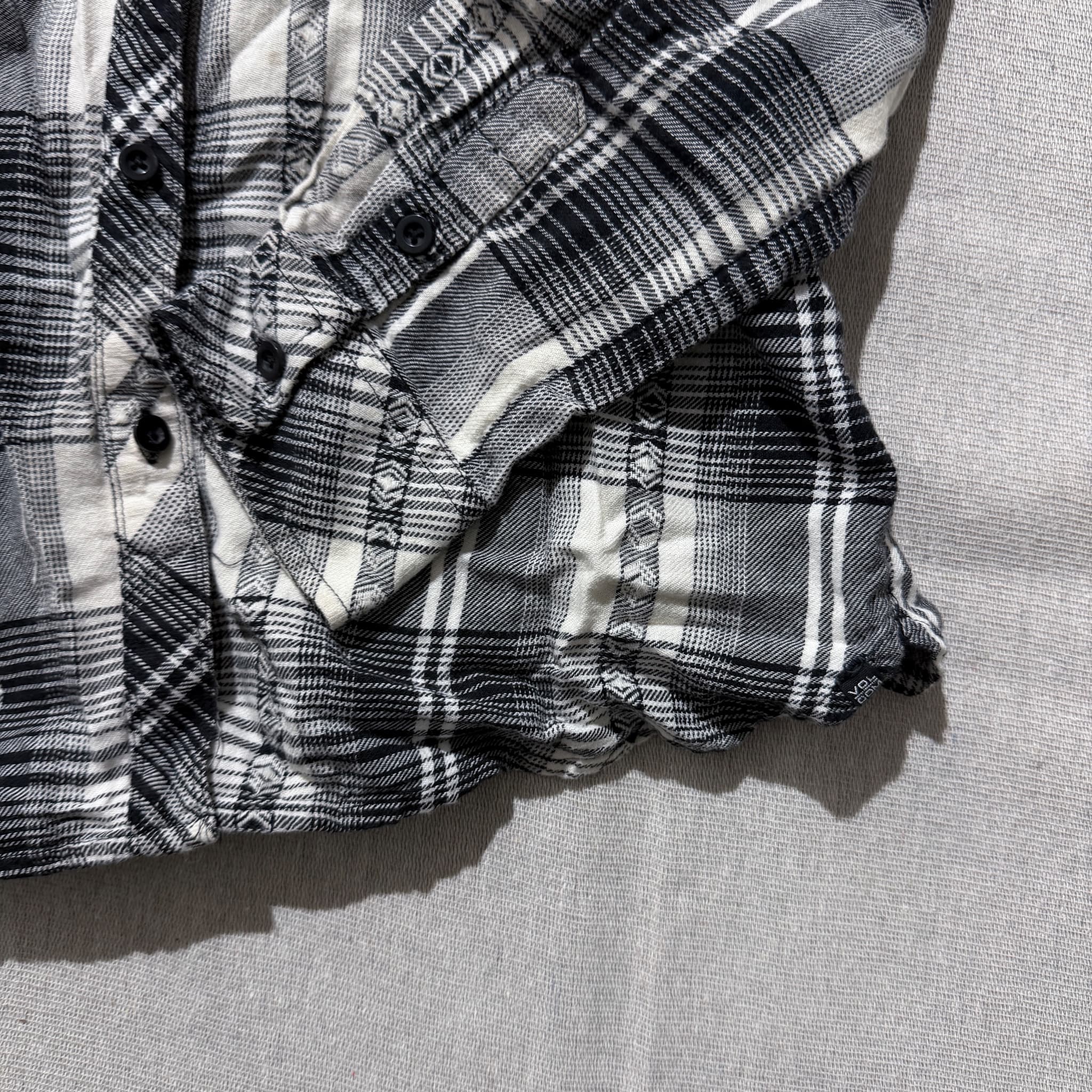 Volcom Women's Black White Plaid Long Sleeve Button-Up Shirt Size 10 — photo 2 of 7