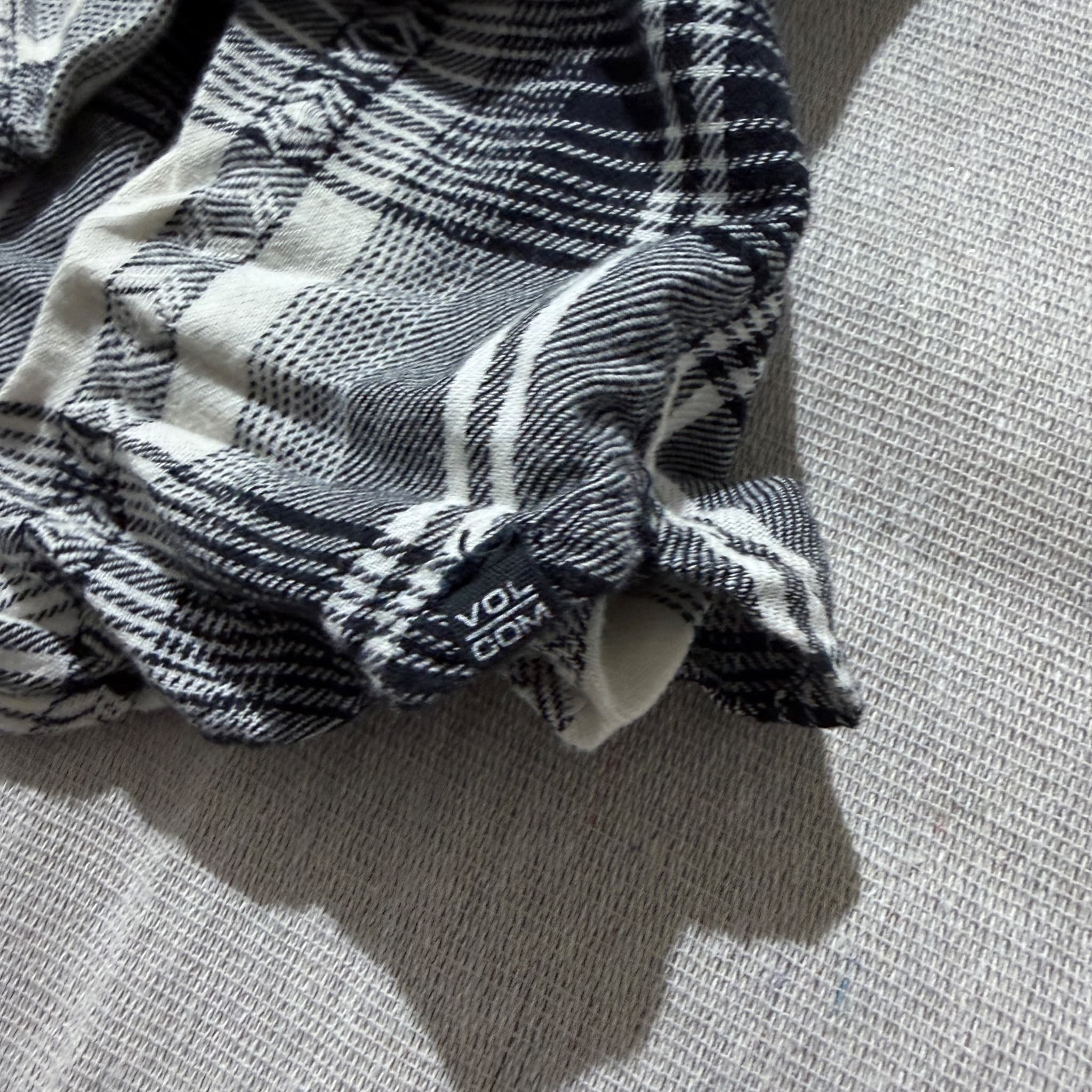 Volcom Women's Black White Plaid Long Sleeve Button-Up Shirt Size 10 — photo 3 of 7
