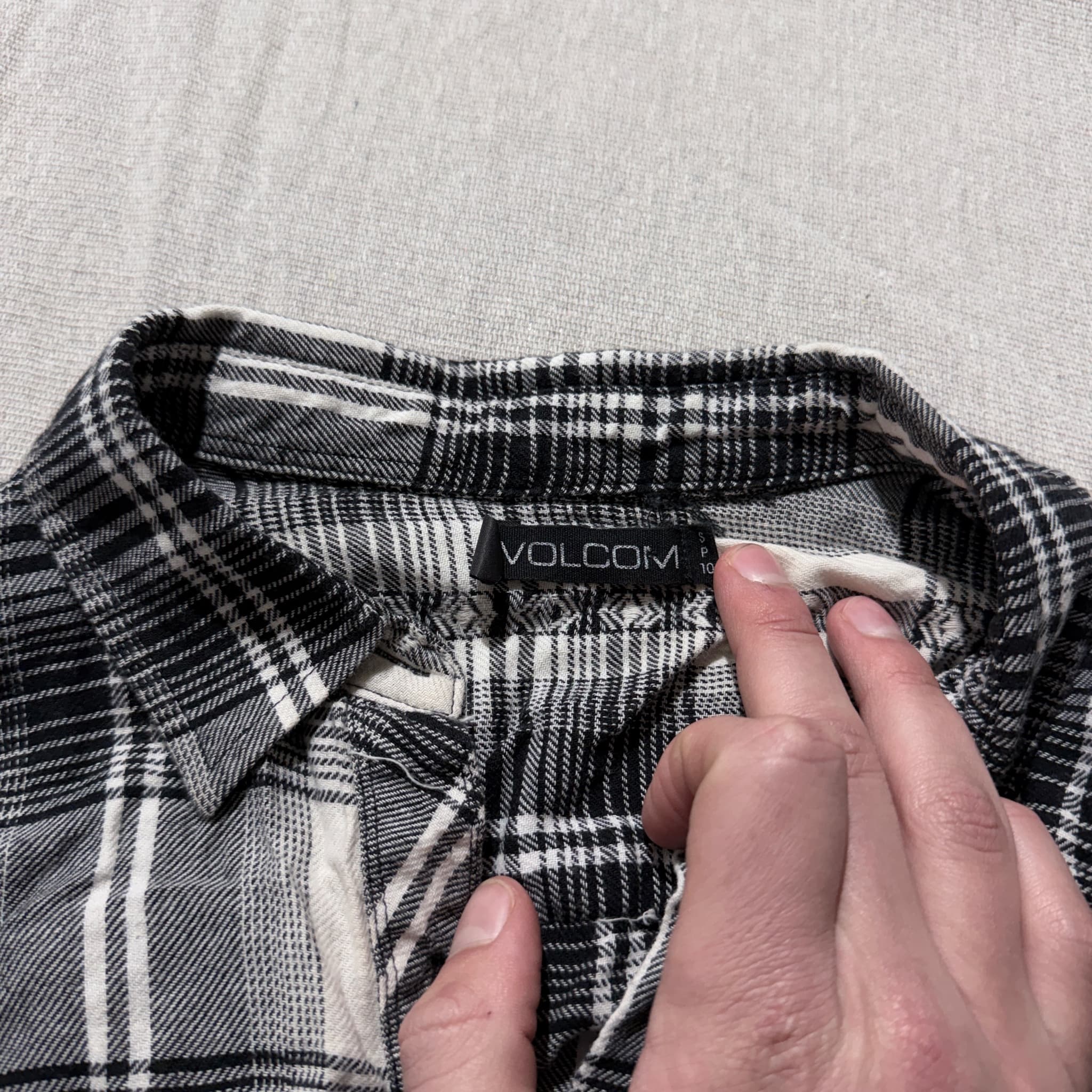 Volcom Women's Black White Plaid Long Sleeve Button-Up Shirt Size 10 — photo 4 of 7