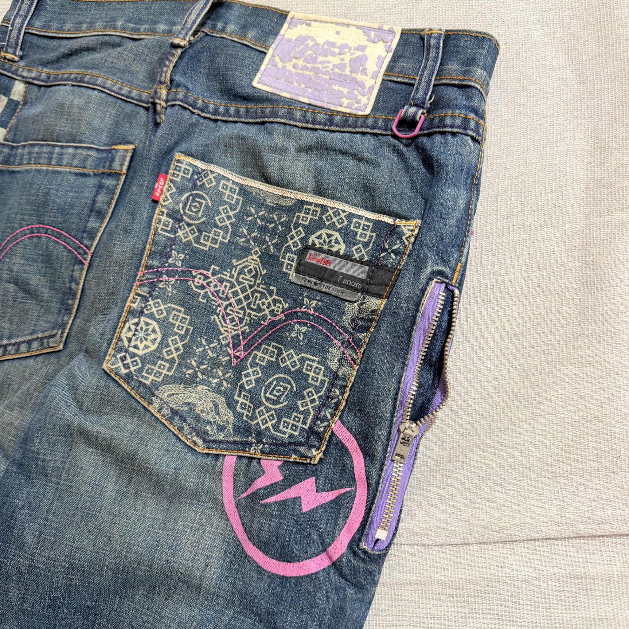 x Hello Kitty Collaboration Denim Jeans Blue Embroidered Size 40 — photo 9 of 10