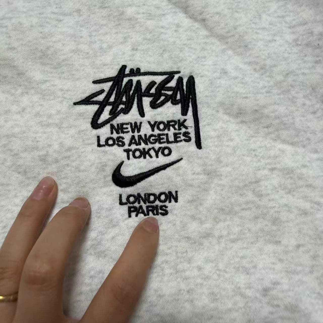 x Stüssy World Tour Crewneck Sweatshirt Grey — photo 3 of 9