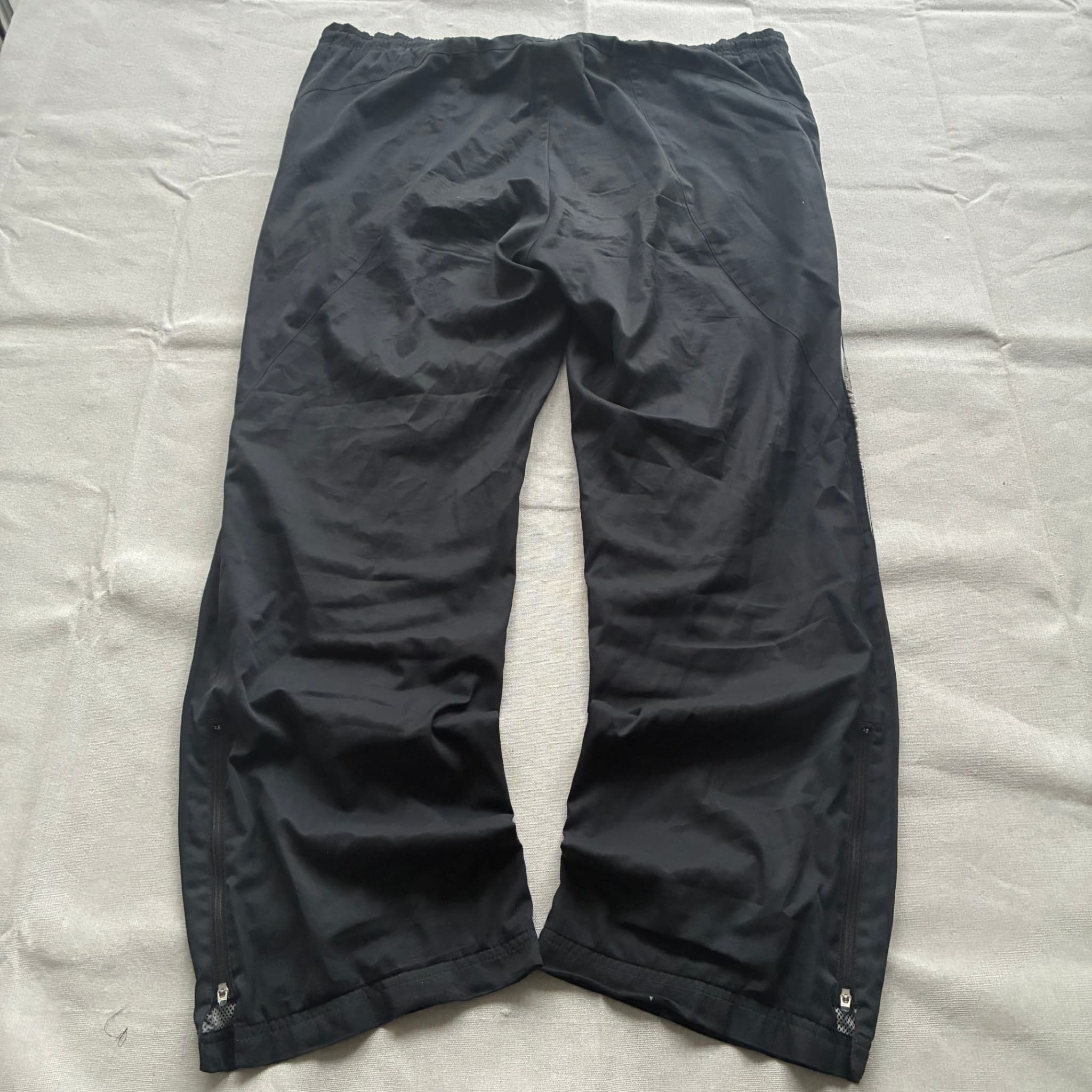 Yonex Men's Black Track Pants With White Side Accents — photo 5 of 11