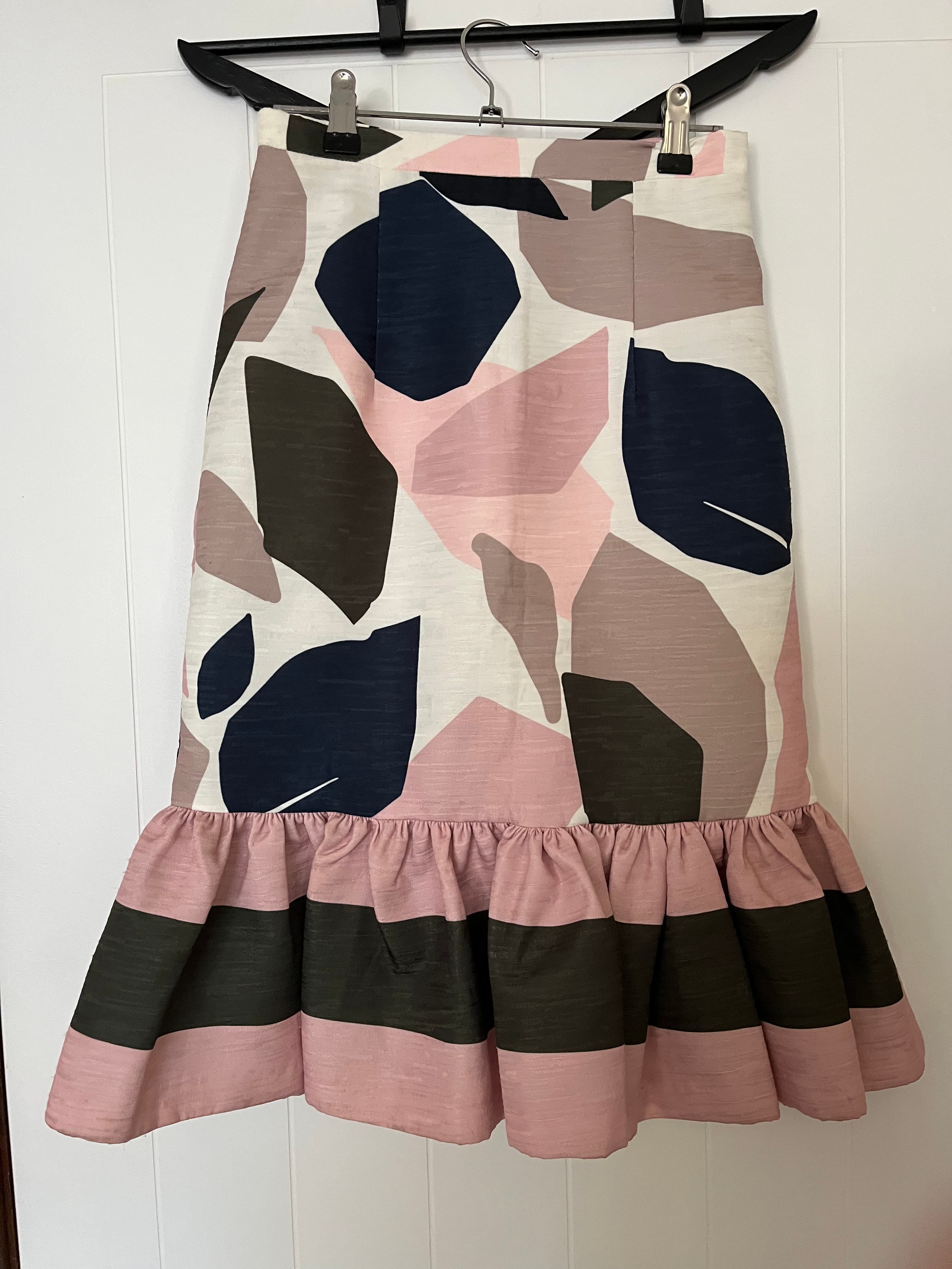 BY JOHNNY. Abstract Print Ruffle Hem Skirt Size 6 — photo 1 of 6