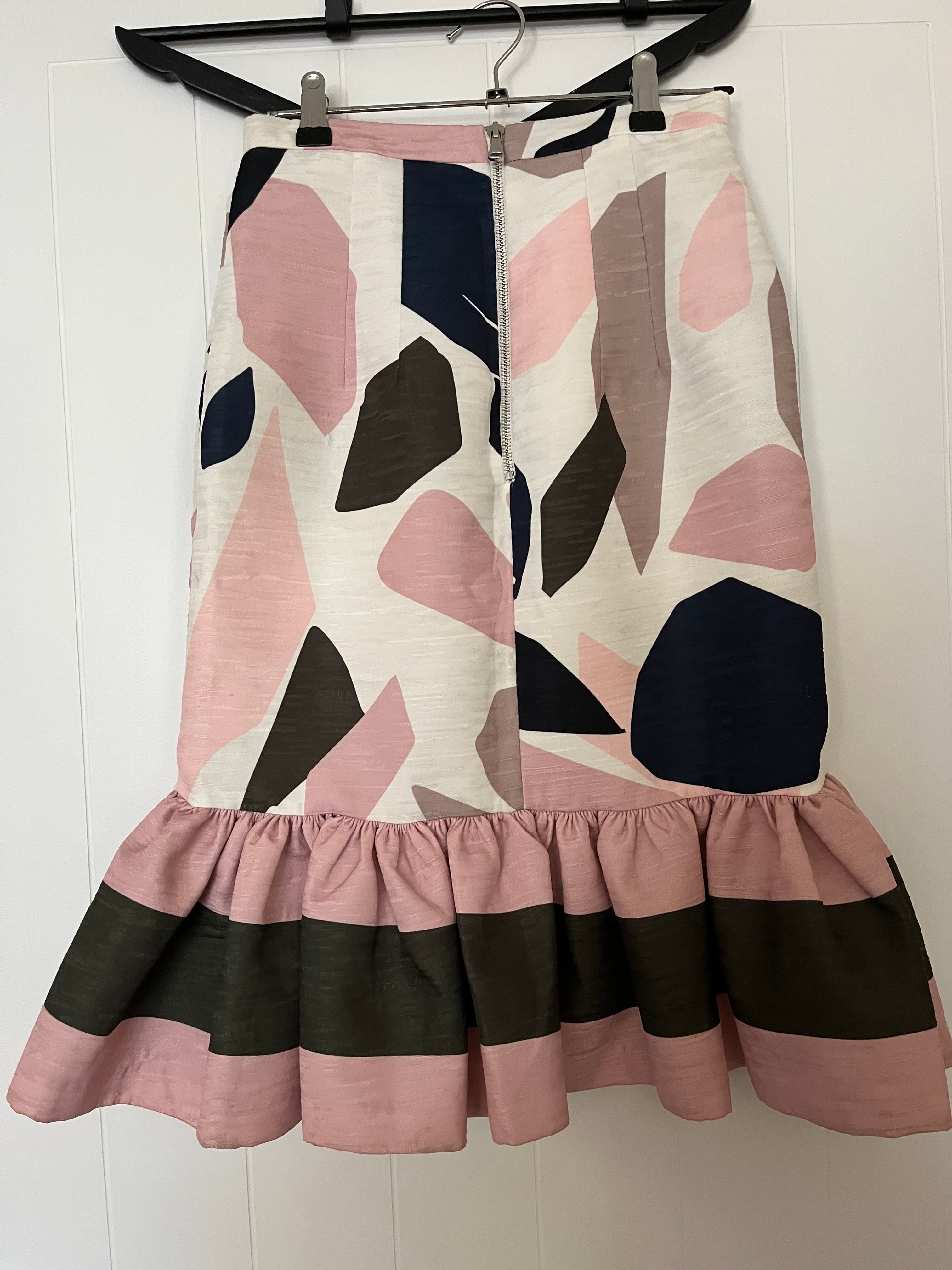 BY JOHNNY. Abstract Print Ruffle Hem Skirt Size 6 — photo 3 of 6