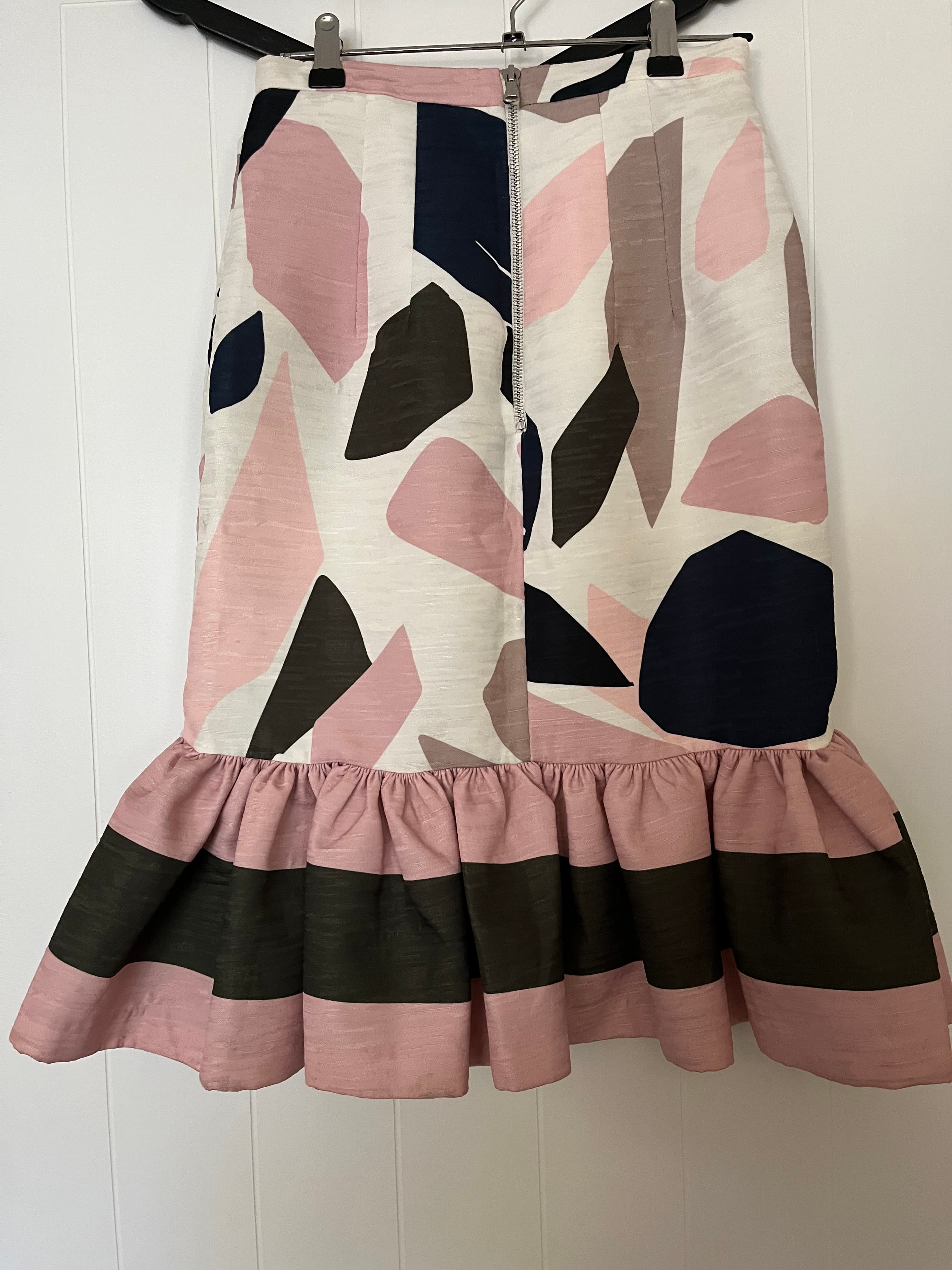 BY JOHNNY. Abstract Print Ruffle Hem Skirt Size 6 — photo 4 of 6