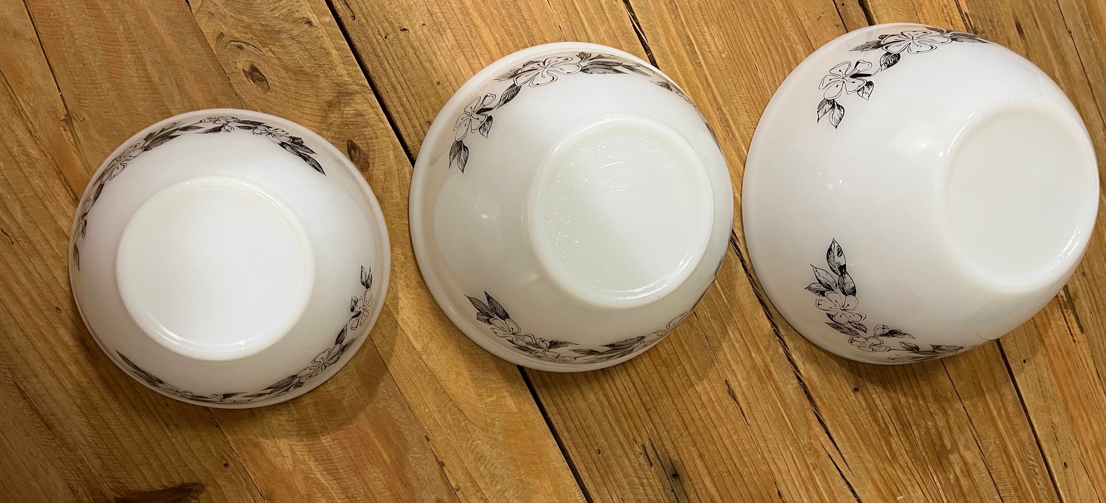 Pyrex Agee 'Tiki set of 3 nesting bowls vintage 1960's — photo 2 of 14