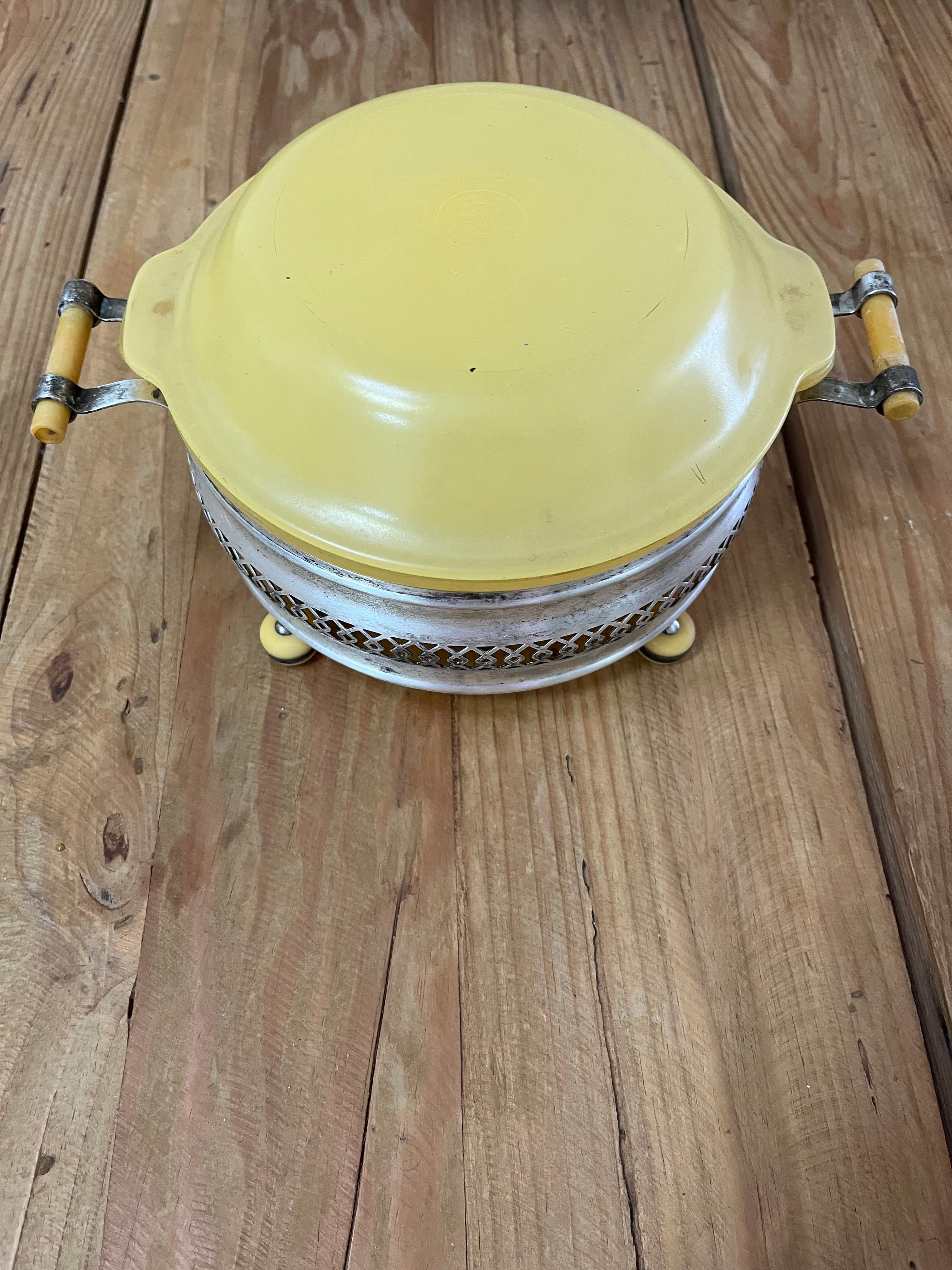 Vintage Agee AGEE PYREX Yellow Casserole Dish With Metal Warming Stand — photo 1 of 14