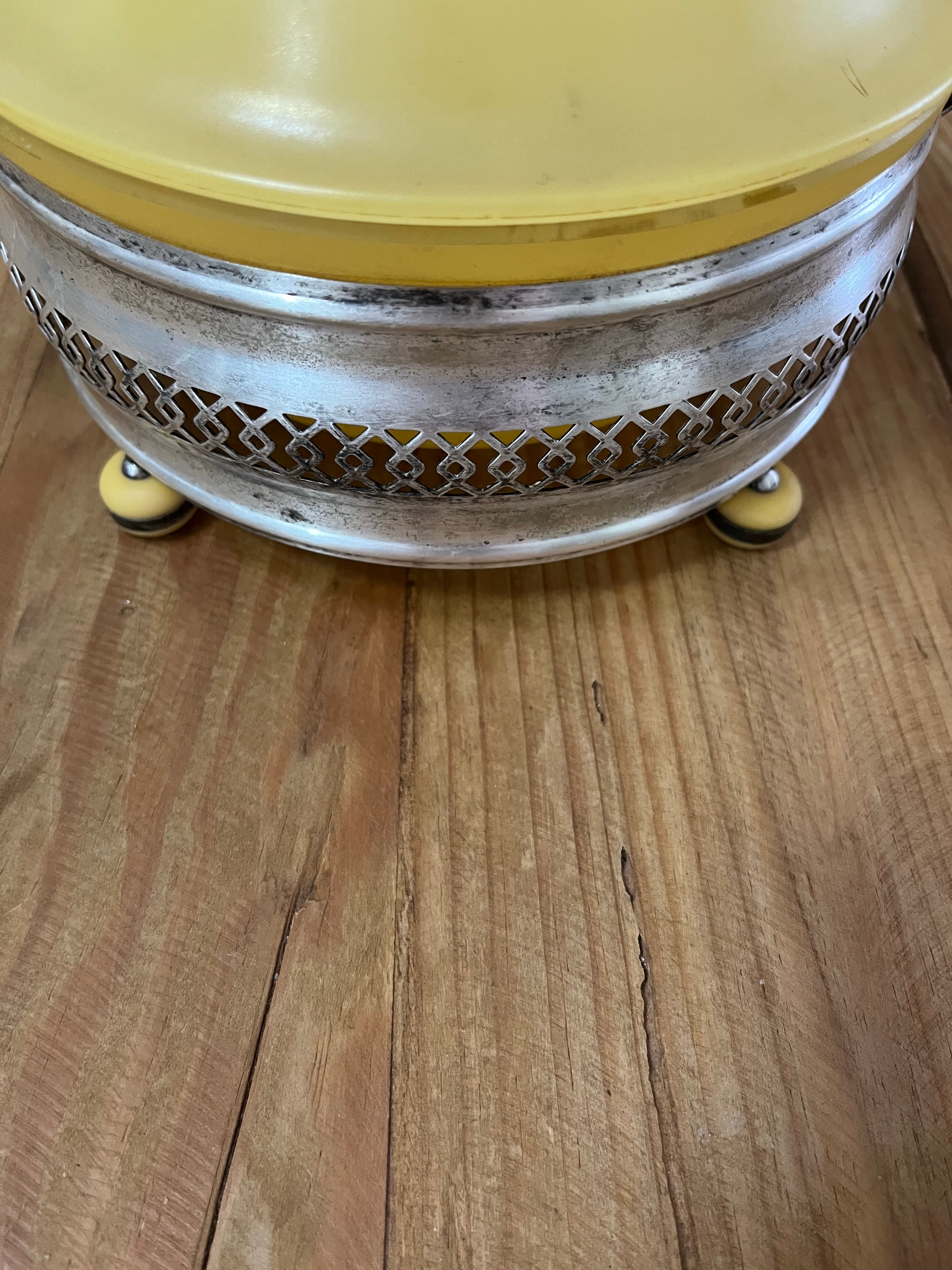 Vintage Agee AGEE PYREX Yellow Casserole Dish With Metal Warming Stand — photo 12 of 14