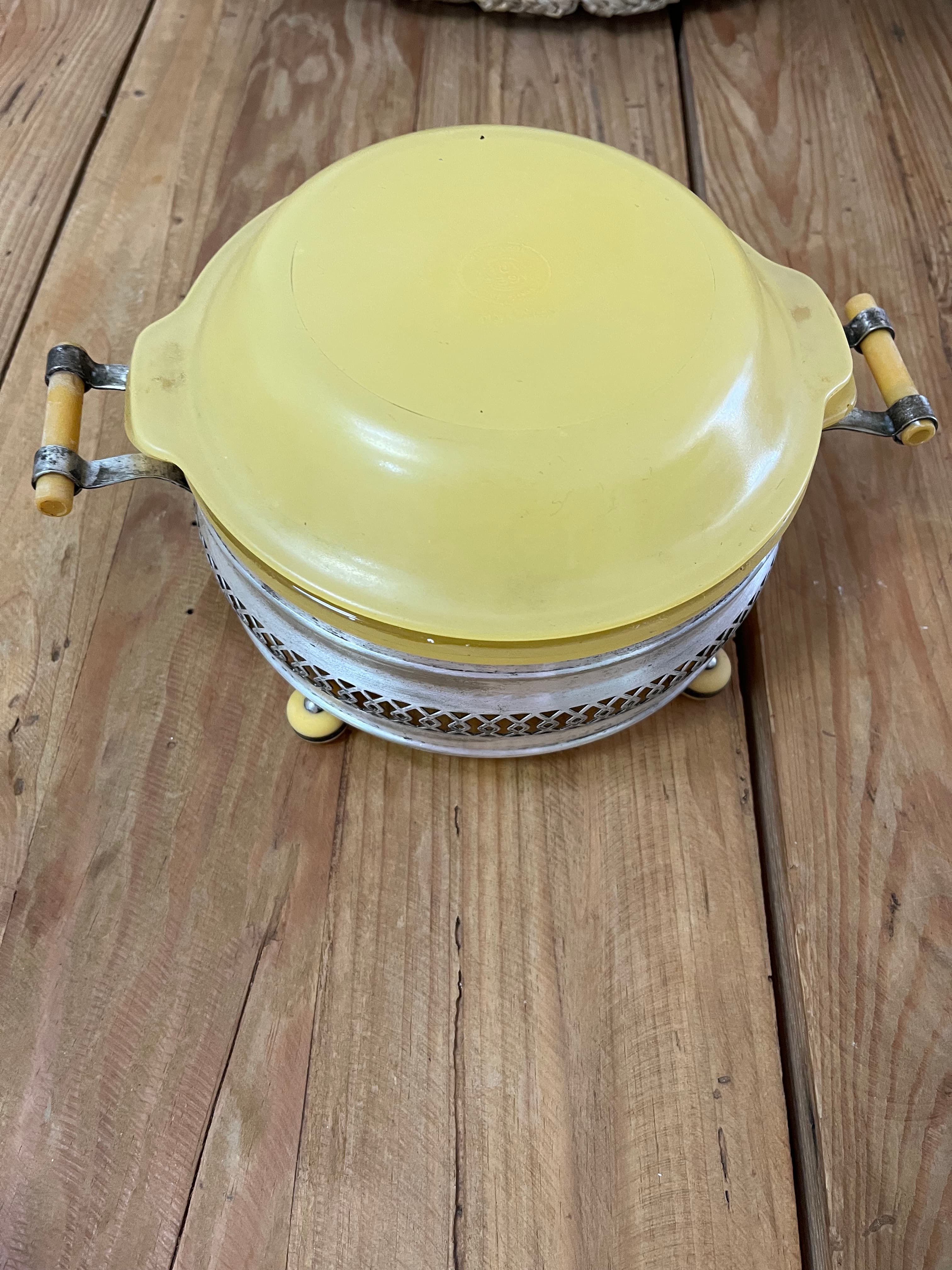 Vintage Agee AGEE PYREX Yellow Casserole Dish With Metal Warming Stand — photo 13 of 14