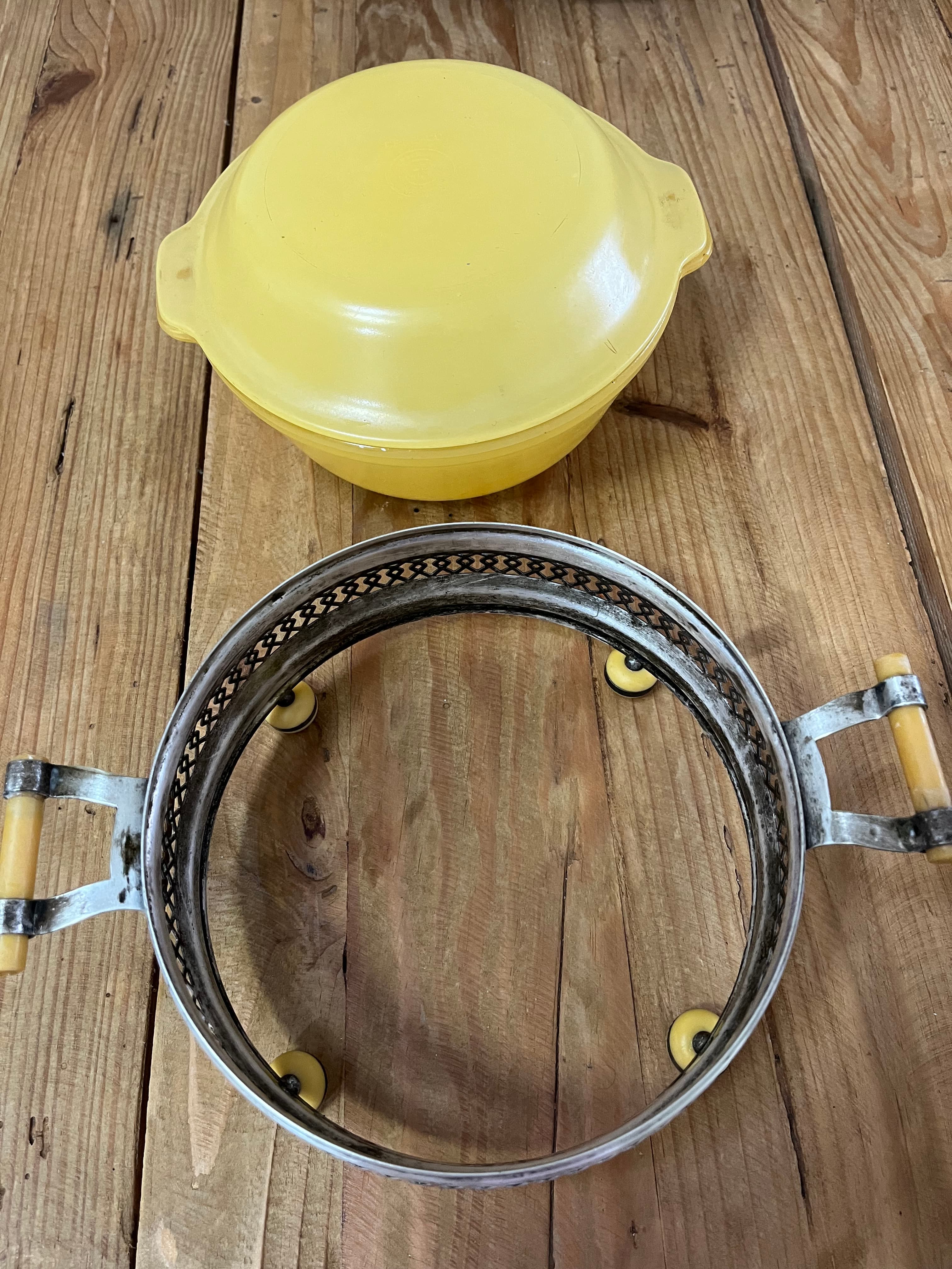Vintage Agee AGEE PYREX Yellow Casserole Dish With Metal Warming Stand — photo 4 of 14