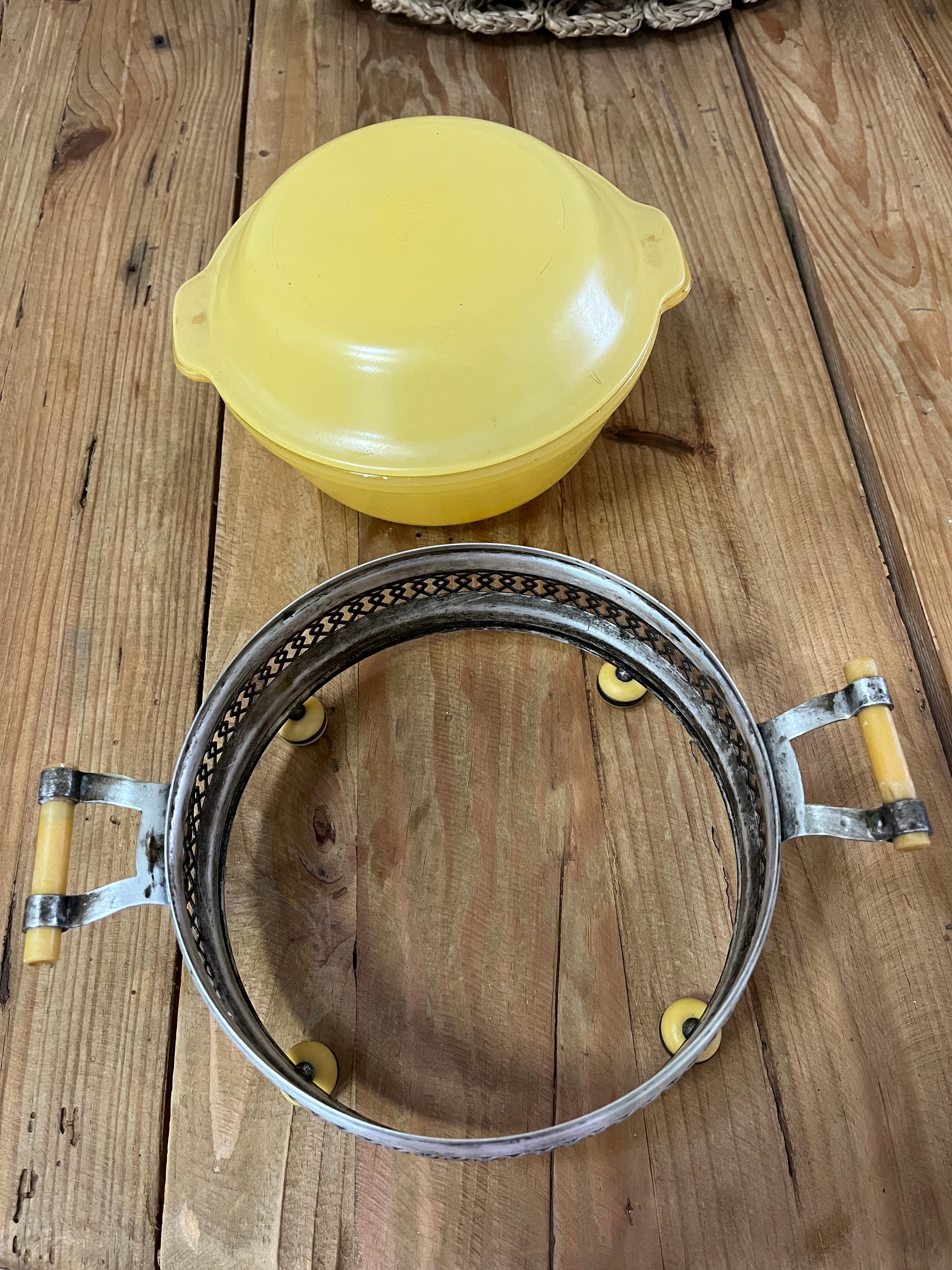 Vintage Agee AGEE PYREX Yellow Casserole Dish With Metal Warming Stand — photo 5 of 14