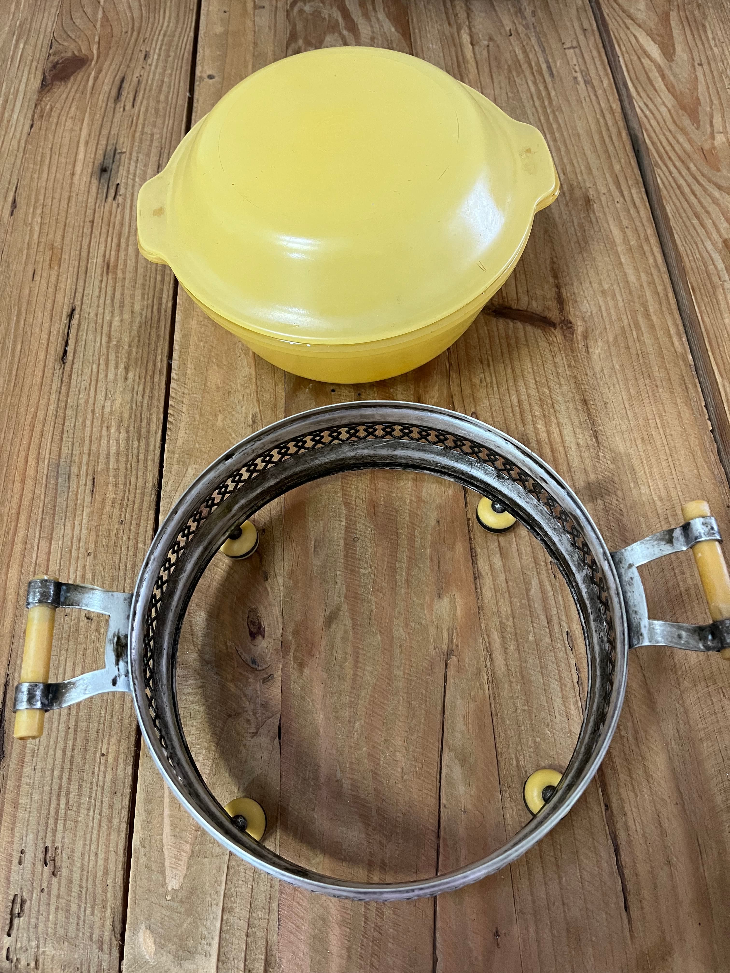 Vintage Agee AGEE PYREX Yellow Casserole Dish With Metal Warming Stand — photo 6 of 14