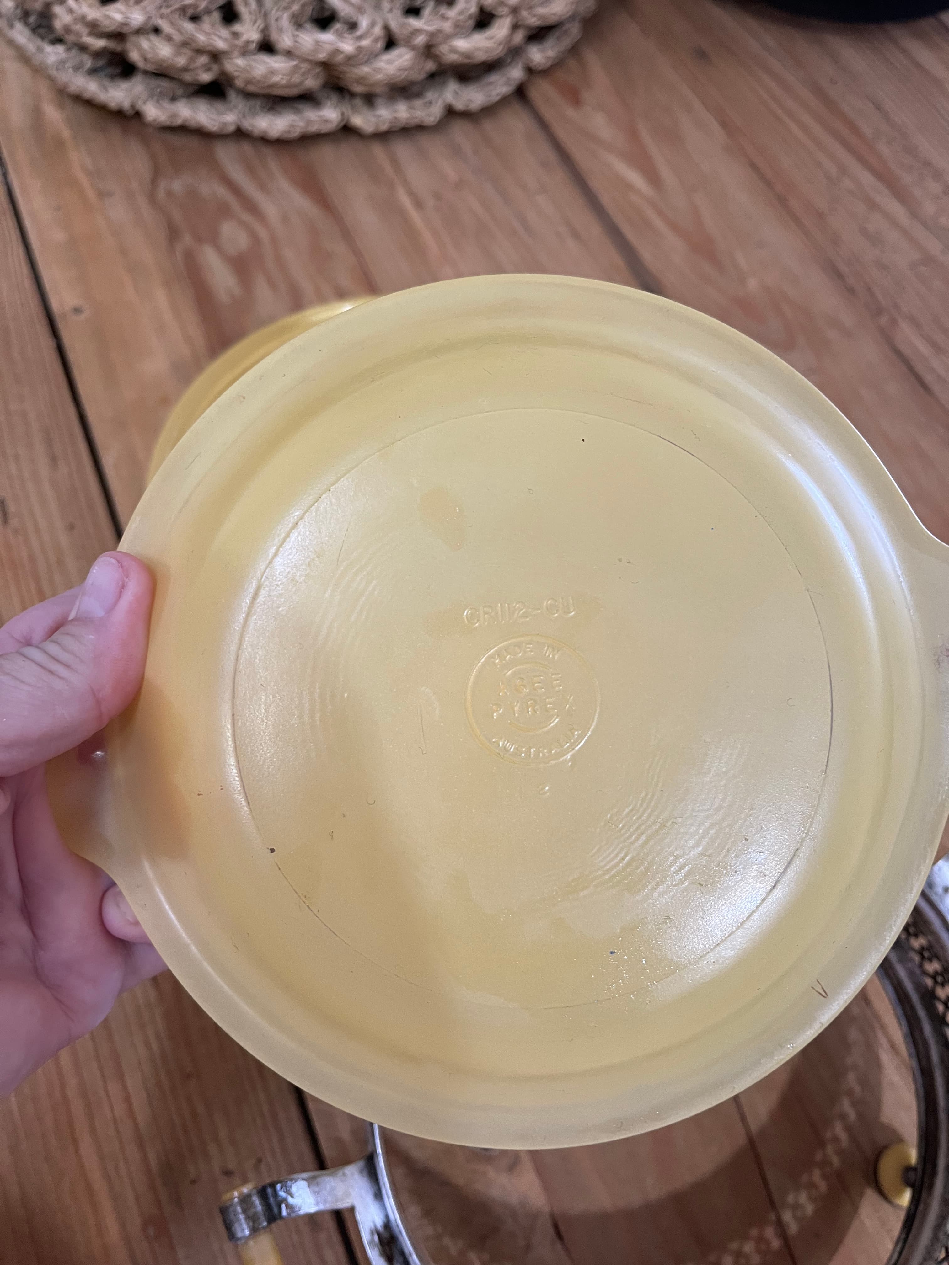 Vintage Agee AGEE PYREX Yellow Casserole Dish With Metal Warming Stand — photo 7 of 14