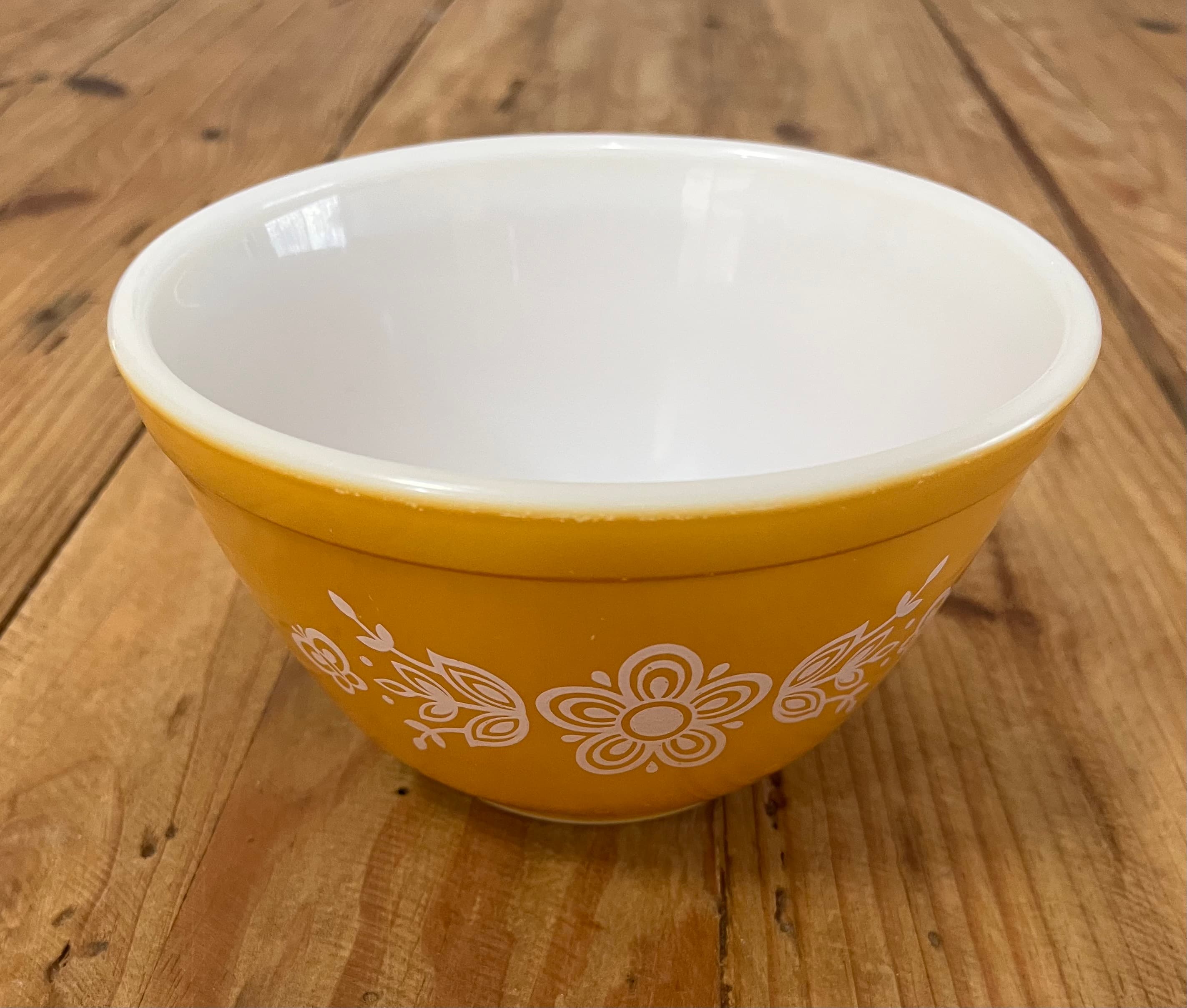 Vintage Pyrex Butterfly Gold Mixing Bowl Yellow White Floral Pattern 401 1.5 Pt 750ml — photo 1 of 9
