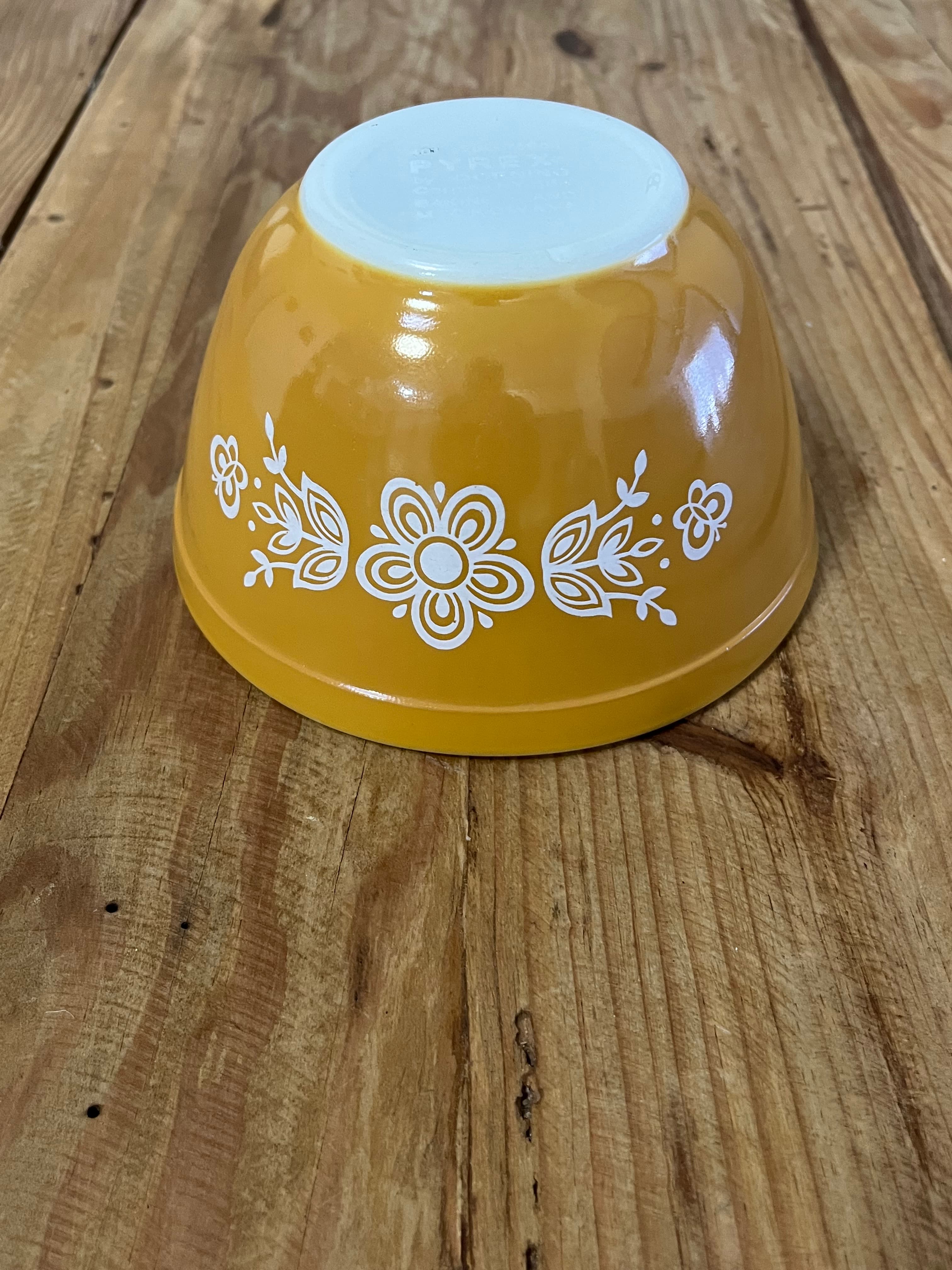 Vintage Pyrex Butterfly Gold Mixing Bowl Yellow White Floral Pattern 401 1.5 Pt 750ml — photo 2 of 9