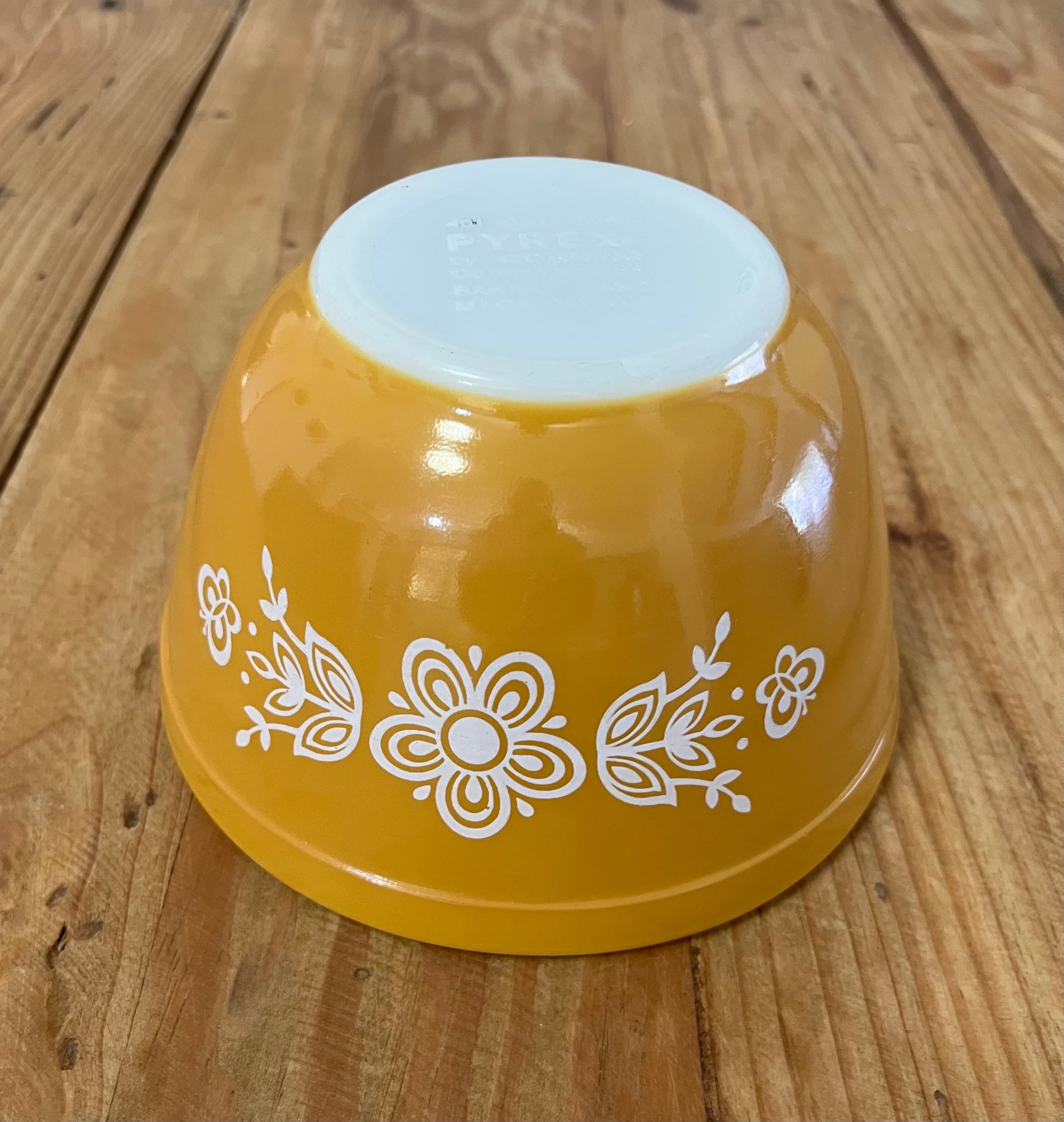 Vintage Pyrex Butterfly Gold Mixing Bowl Yellow White Floral Pattern 401 1.5 Pt 750ml — photo 3 of 9