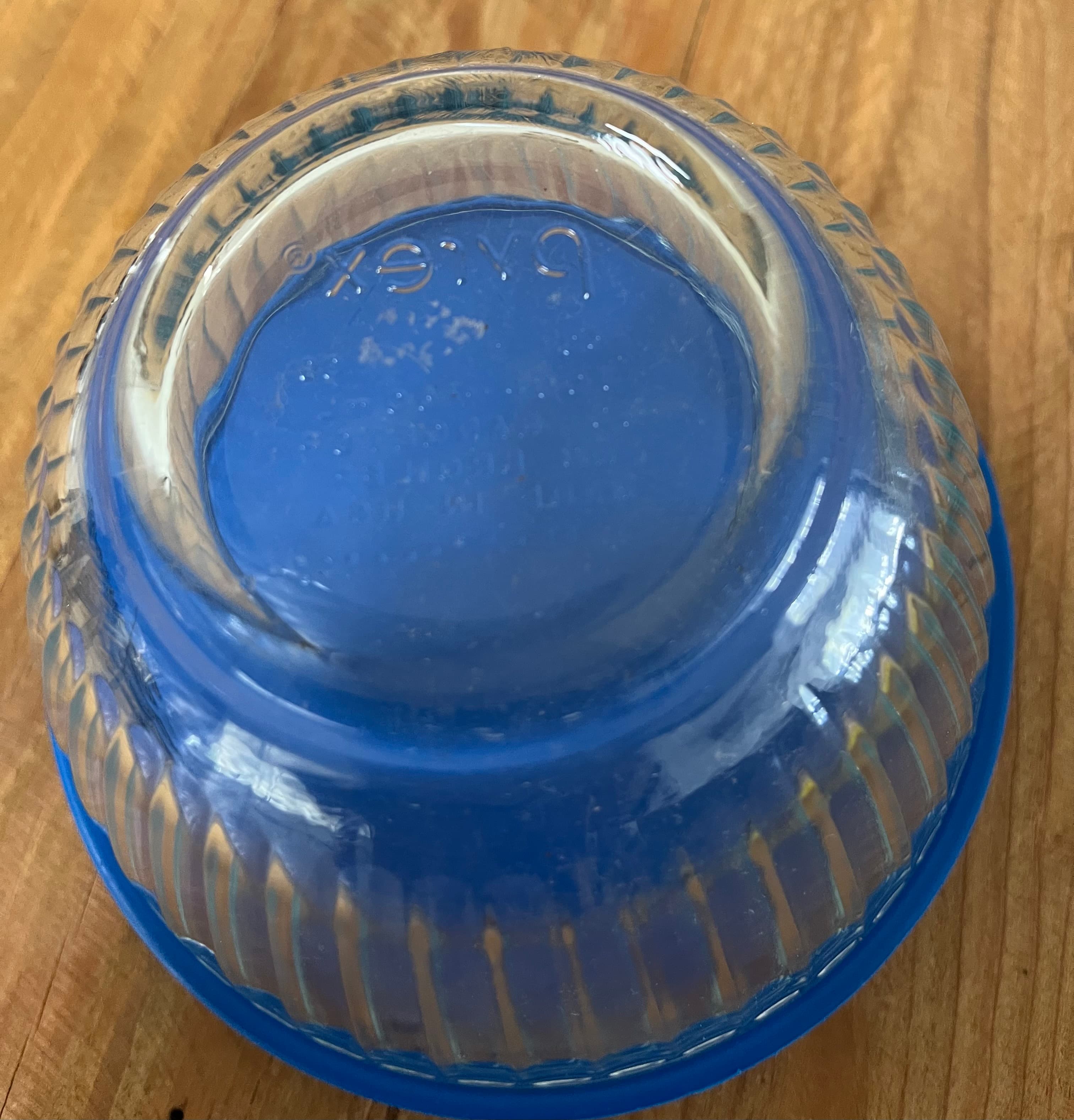 Vintage Pyrex Fluted Glass Mixing Bowl With Blue Lid 7401-PC — photo 4 of 6