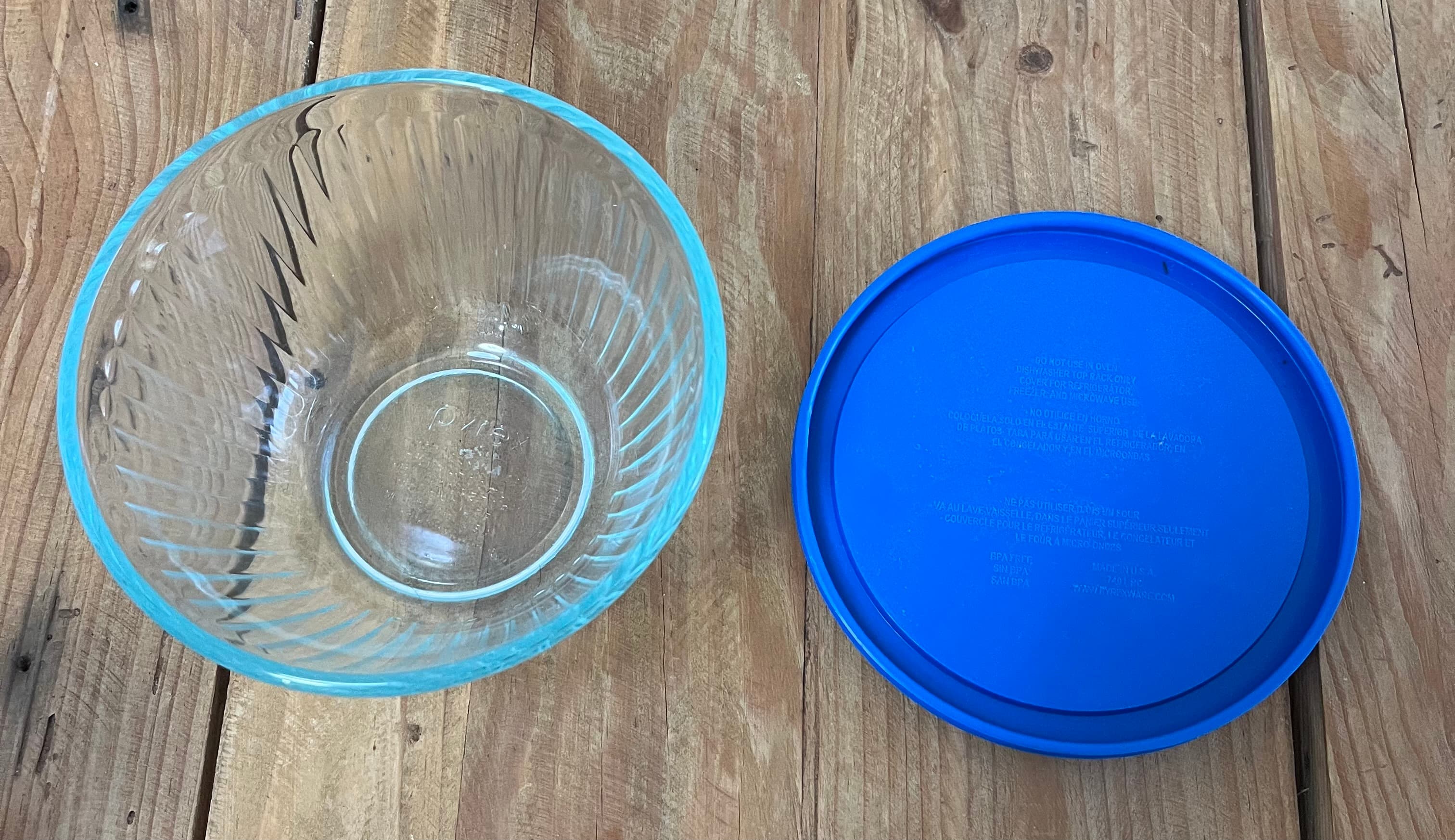 Vintage Pyrex Fluted Glass Mixing Bowl With Blue Lid 7401-PC — photo 6 of 6