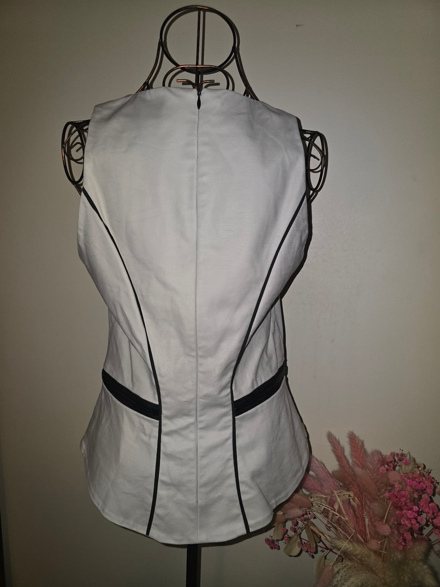 CUE Sleeveless Peplum Top With Piping White Women's 10 — photo 3 of 6