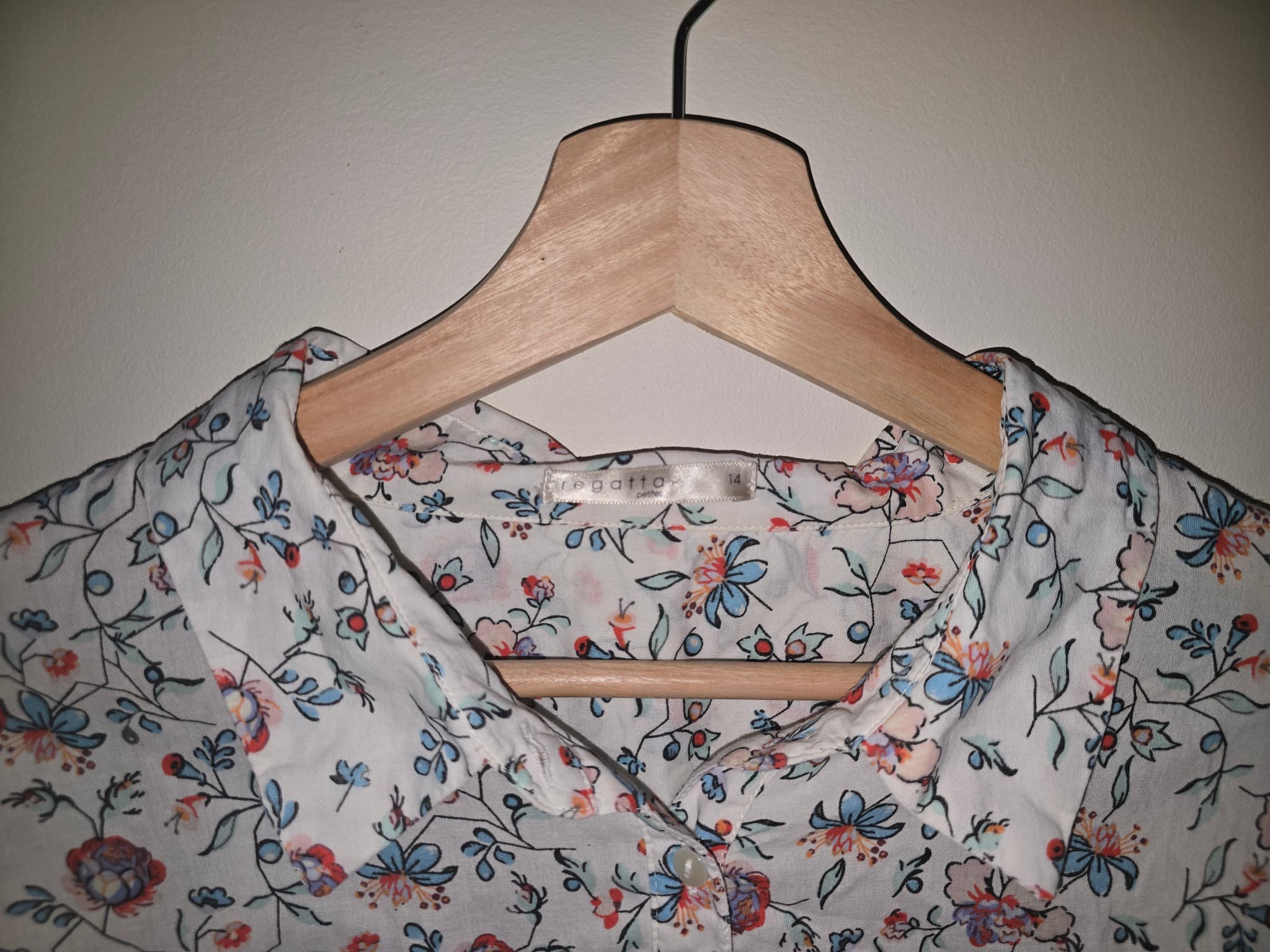 Regatta Button-Down Blouse Floral Print White Blue Red Women's 14 — photo 3 of 6