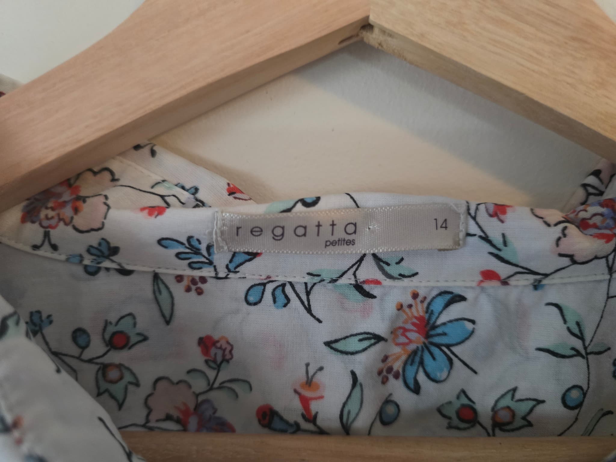 Regatta Button-Down Blouse Floral Print White Blue Red Women's 14 — photo 4 of 6