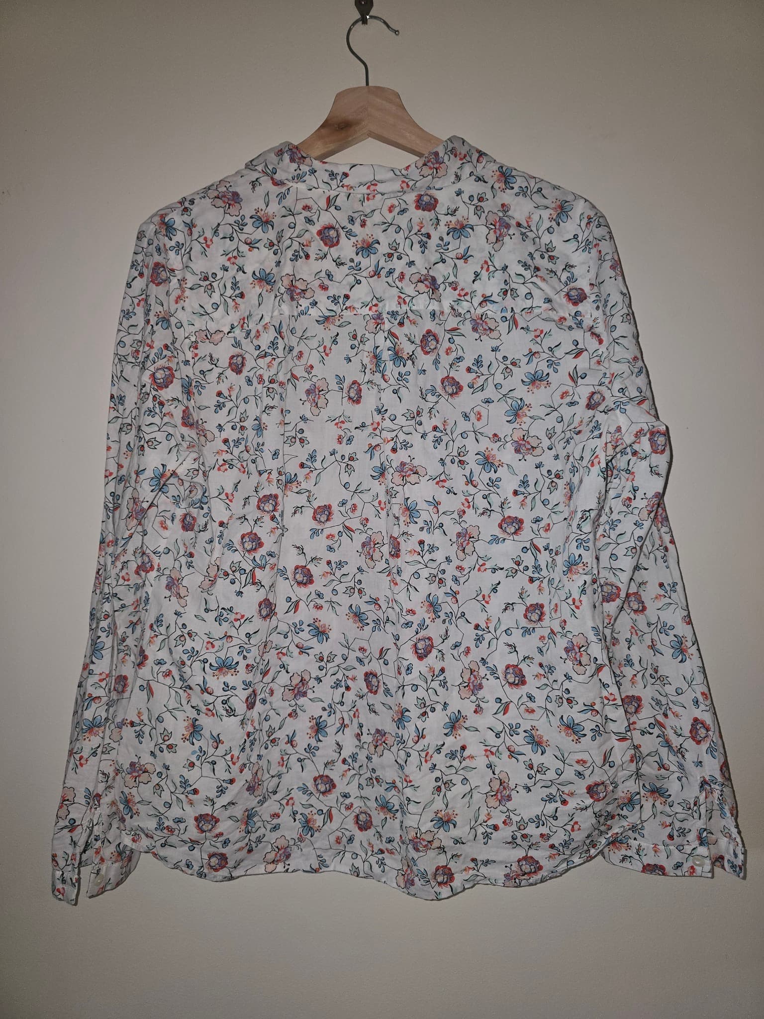 Regatta Button-Down Blouse Floral Print White Blue Red Women's 14 — photo 5 of 6