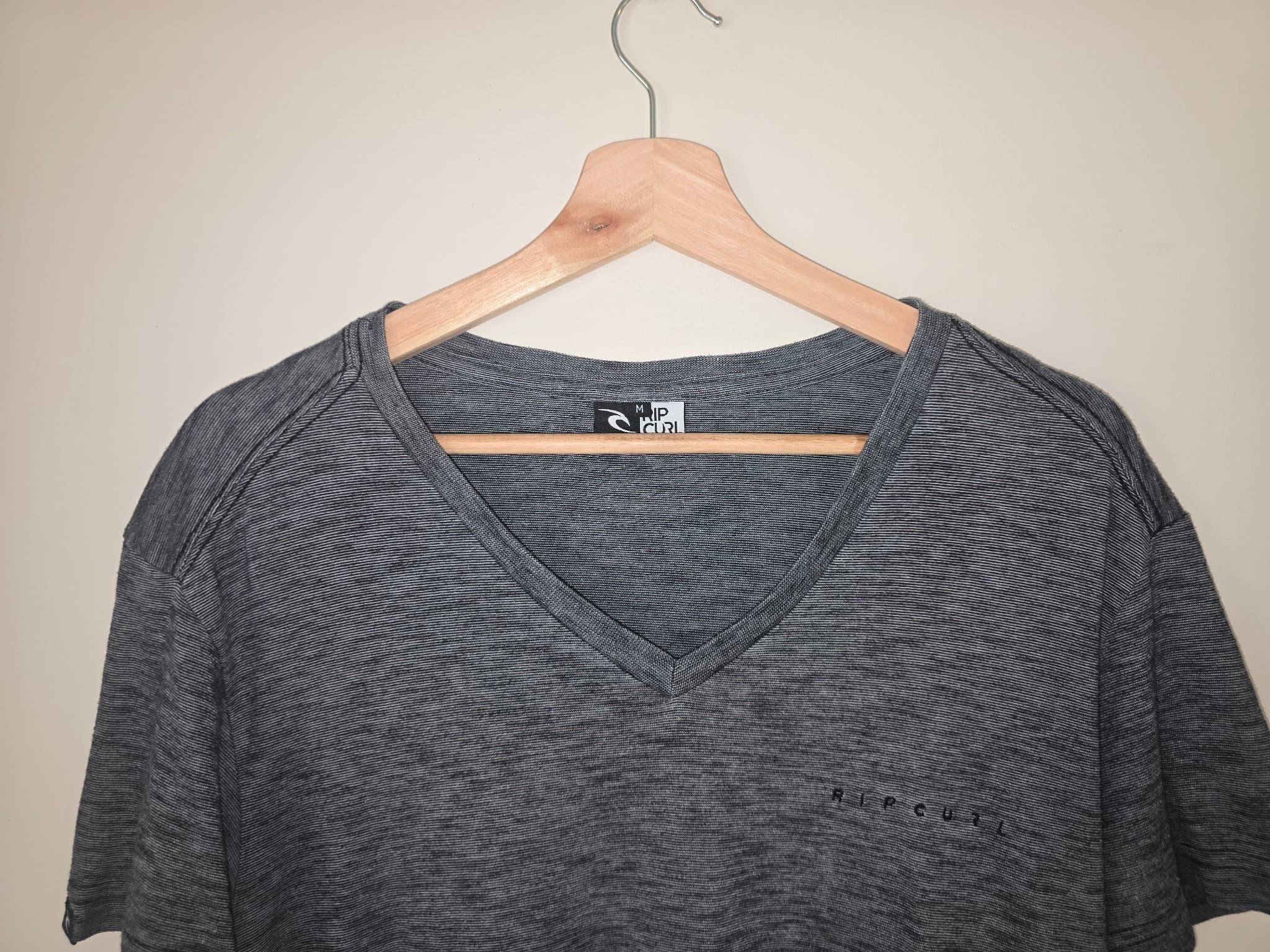 Rip Curl V-Neck T-Shirt Textured Stripe Grey Men's M — photo 5 of 7