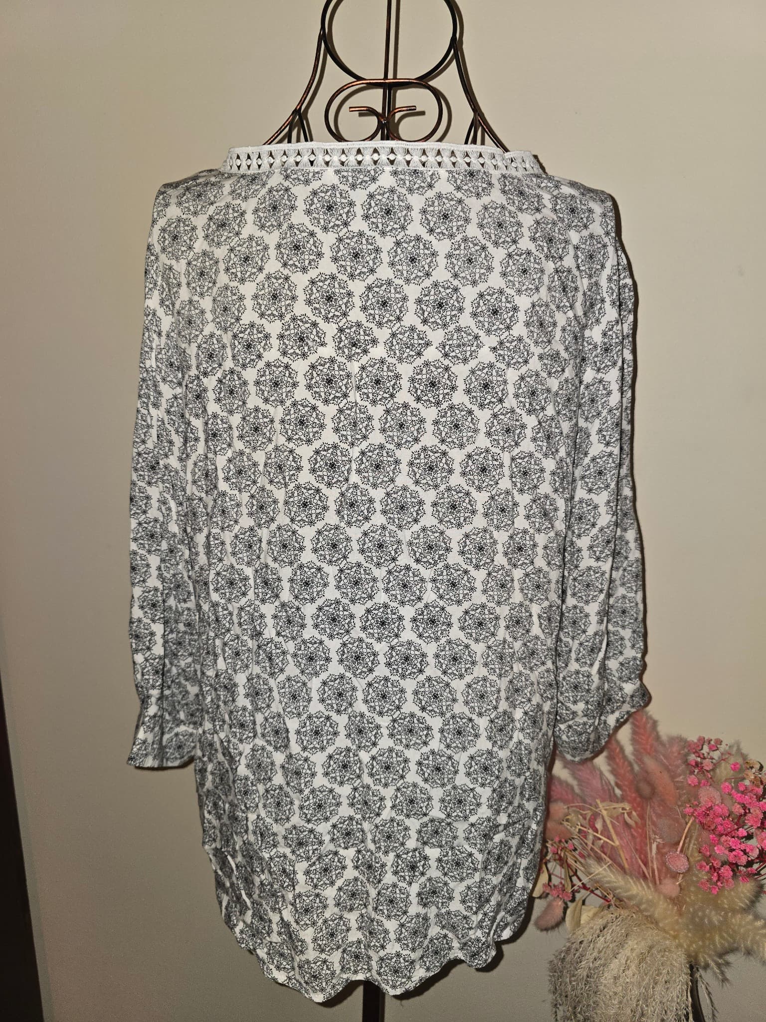 Tirelli V-Neck Blouse Floral Print Lace Trim Black and White Women's L — photo 3 of 6