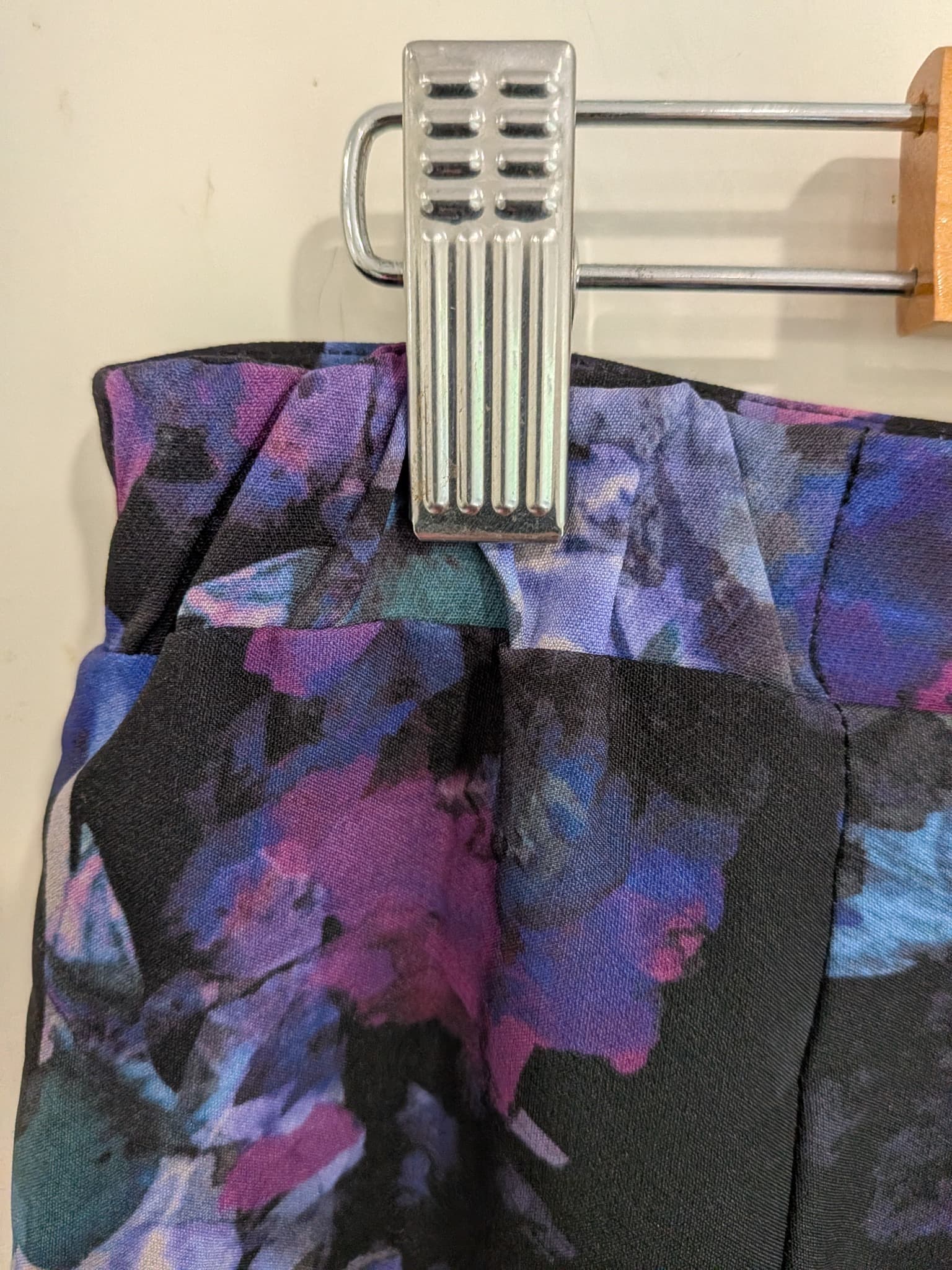 Floral Pencil Skirt Size 12 Black Blue Purple Polyester Blend — photo 5 of 7