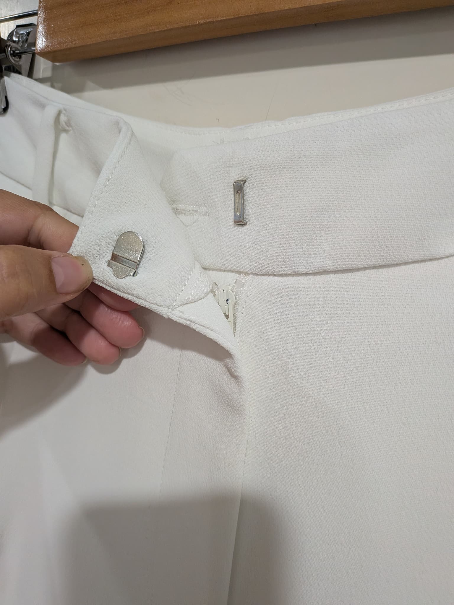 Forever New Women's Ivory High-Waisted Pleated Wide-Leg Trousers Size 16 — photo 5 of 10