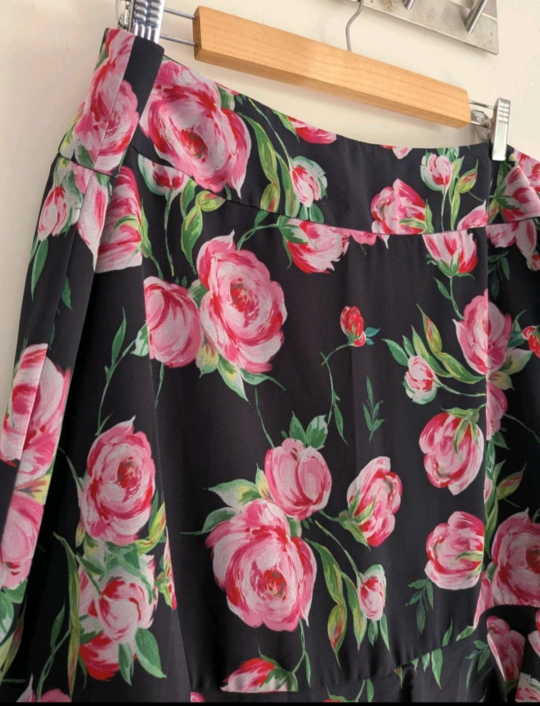 Review Floral Ruffled Mini Skirt Size 16 Black Polyester — photo 5 of 9