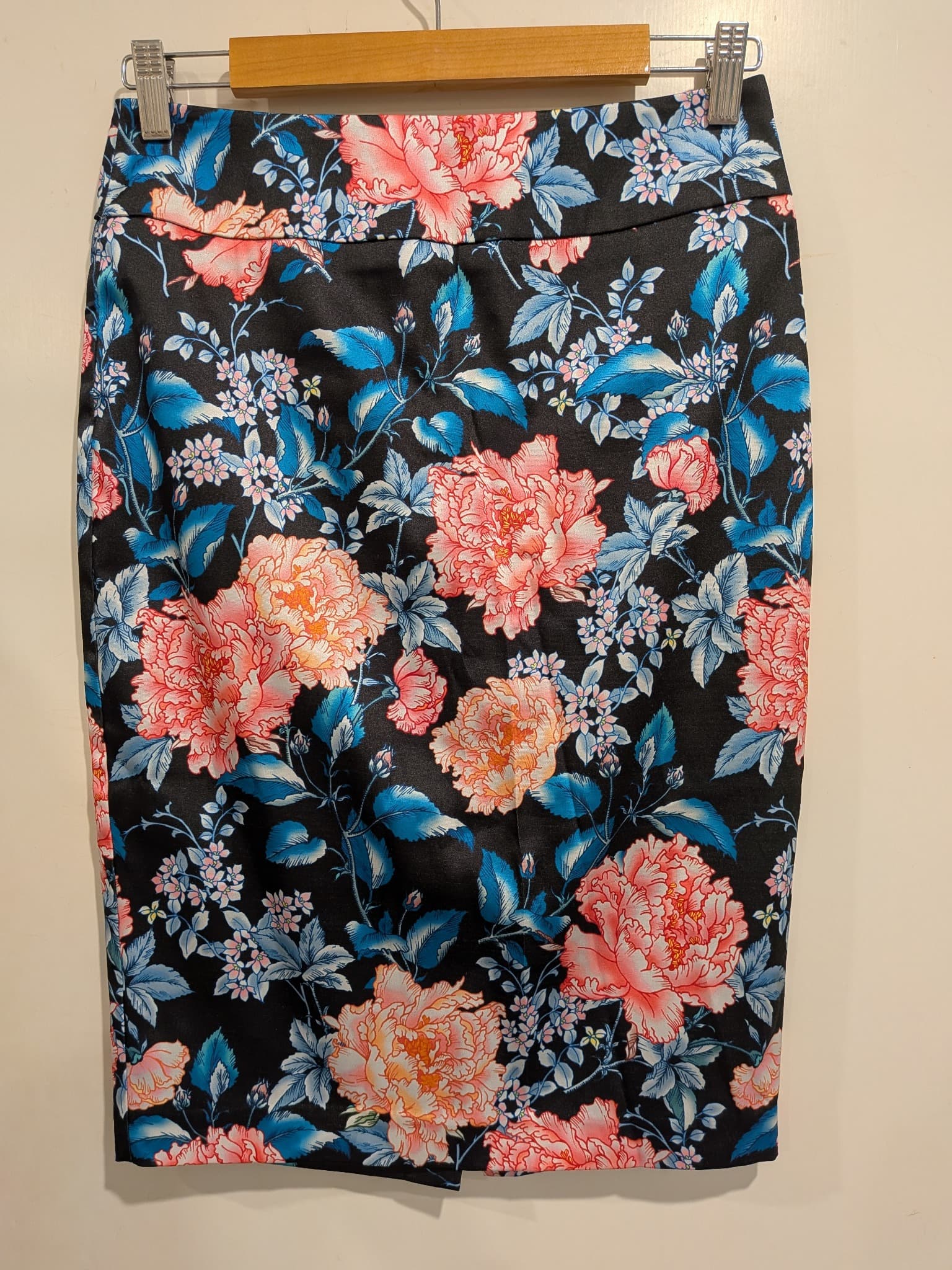 Review Pencil Skirt Size 8 Black Floral Polyester Blend — photo 2 of 8