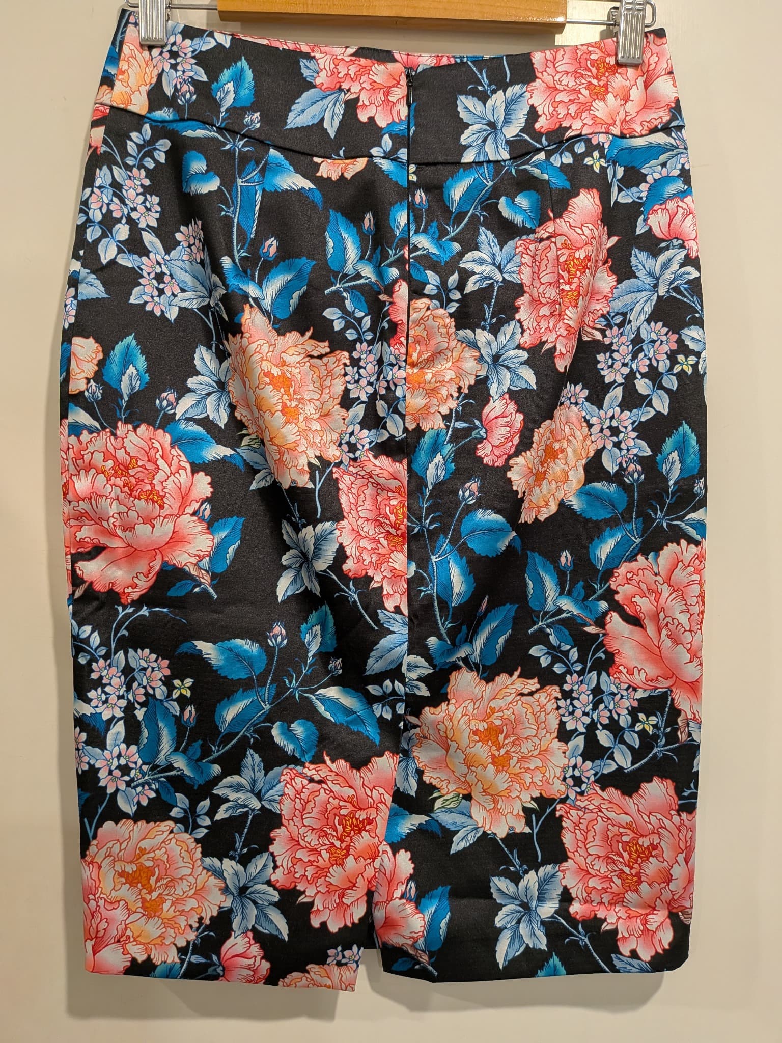 Review Pencil Skirt Size 8 Black Floral Polyester Blend — photo 8 of 8