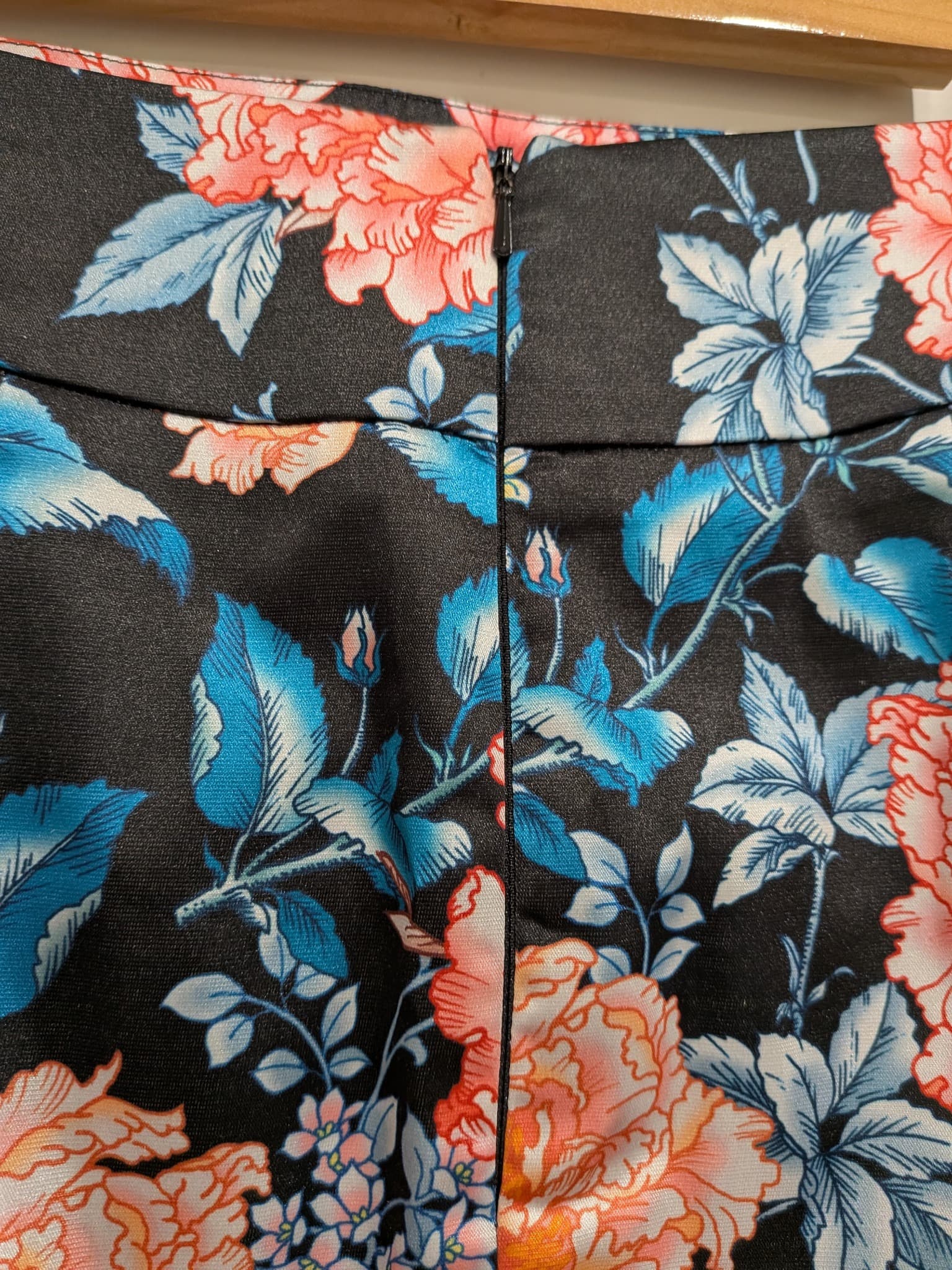 Review Pencil Skirt Size 8 Black Floral Polyester Blend — photo 5 of 8