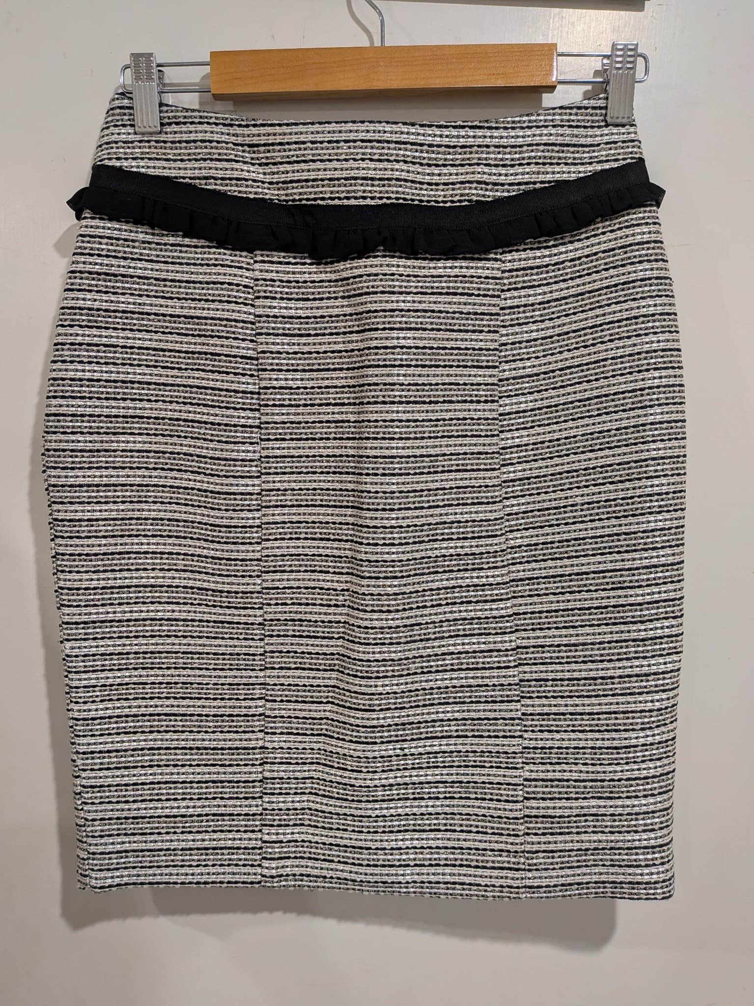 Review Tweed Pencil Skirt Size 8 Black White Ruffle Trim — photo 2 of 8