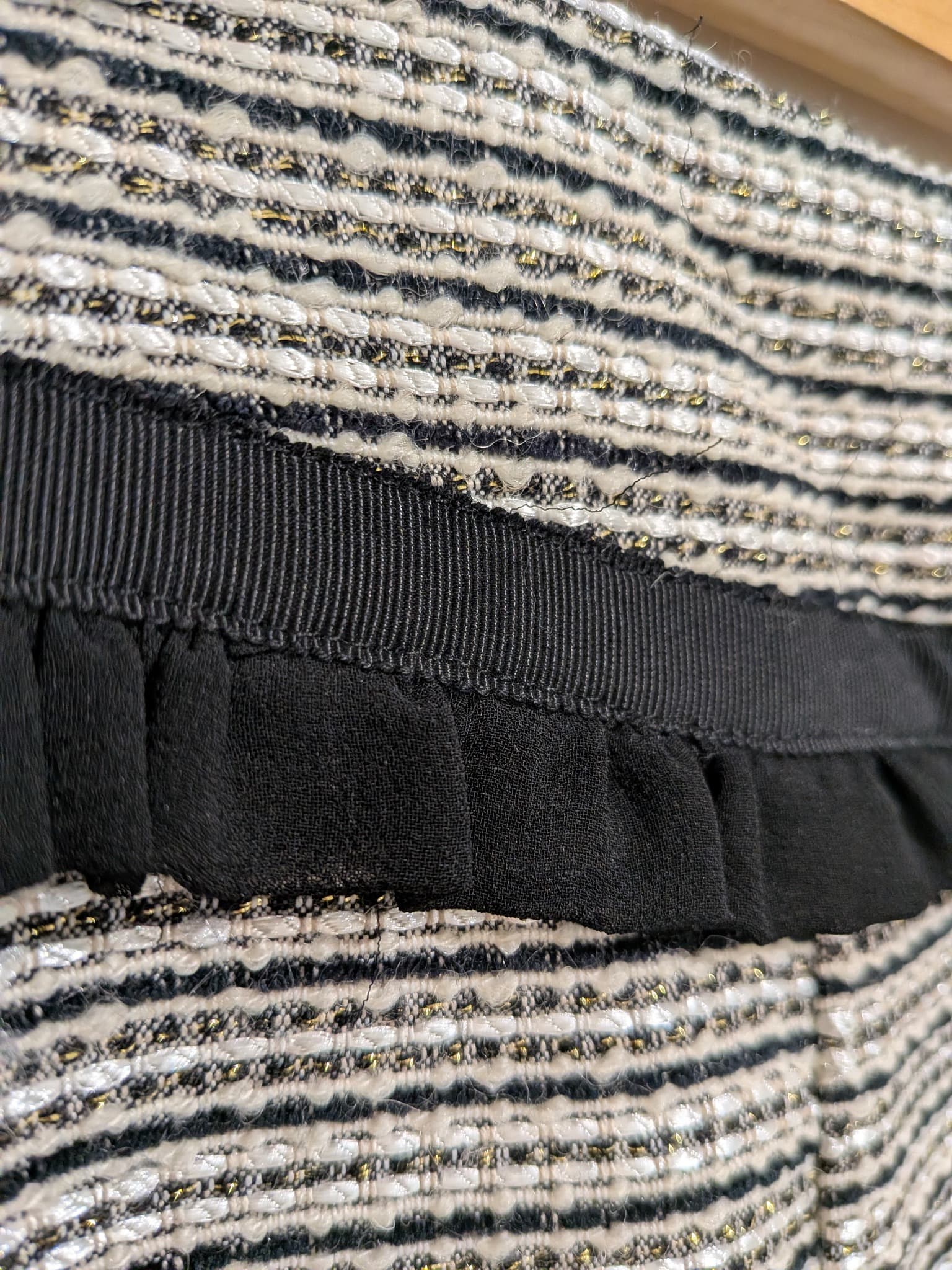 Review Tweed Pencil Skirt Size 8 Black White Ruffle Trim — photo 3 of 8