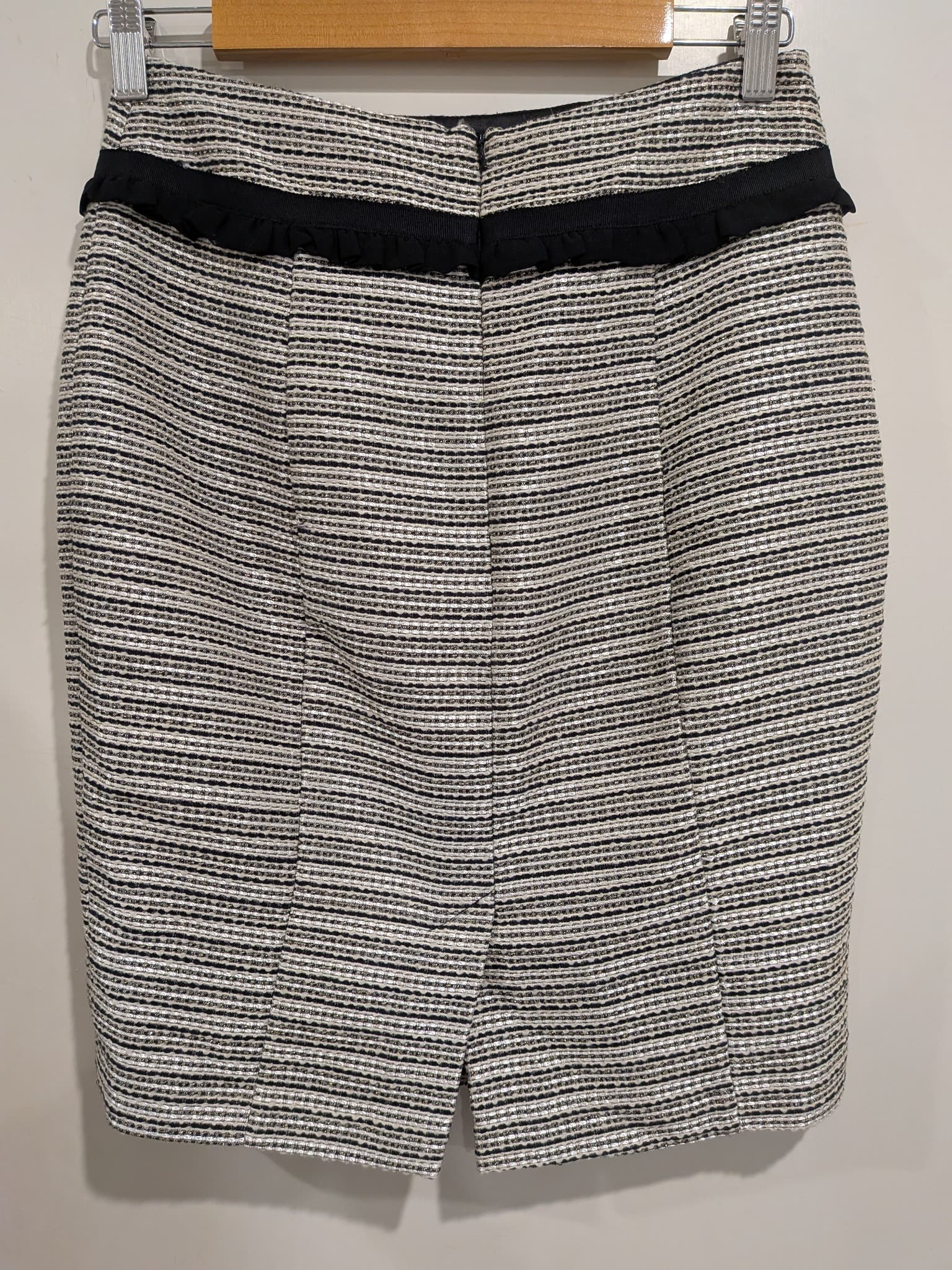 Review Tweed Pencil Skirt Size 8 Black White Ruffle Trim — photo 8 of 8