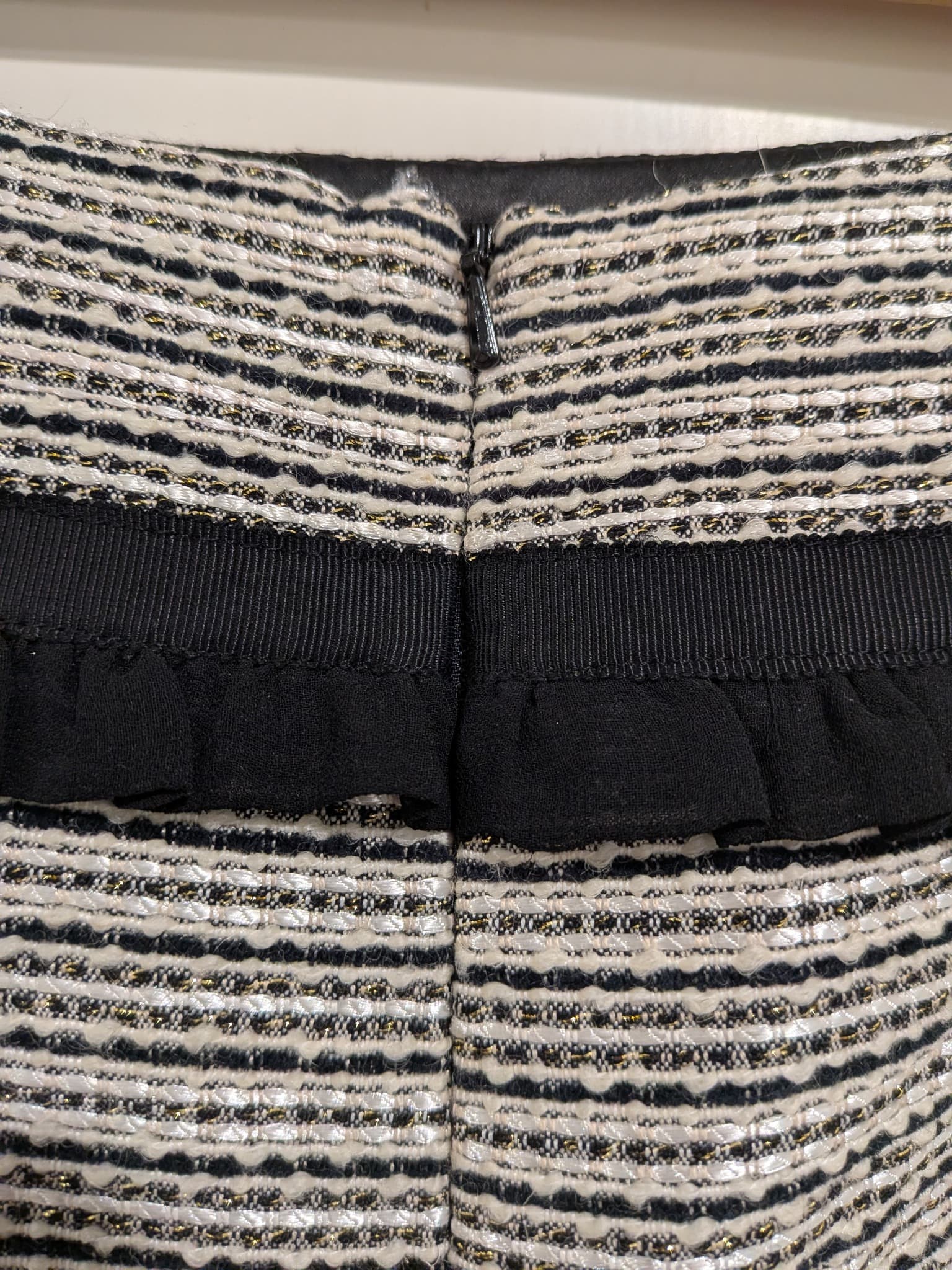 Review Tweed Pencil Skirt Size 8 Black White Ruffle Trim — photo 6 of 8