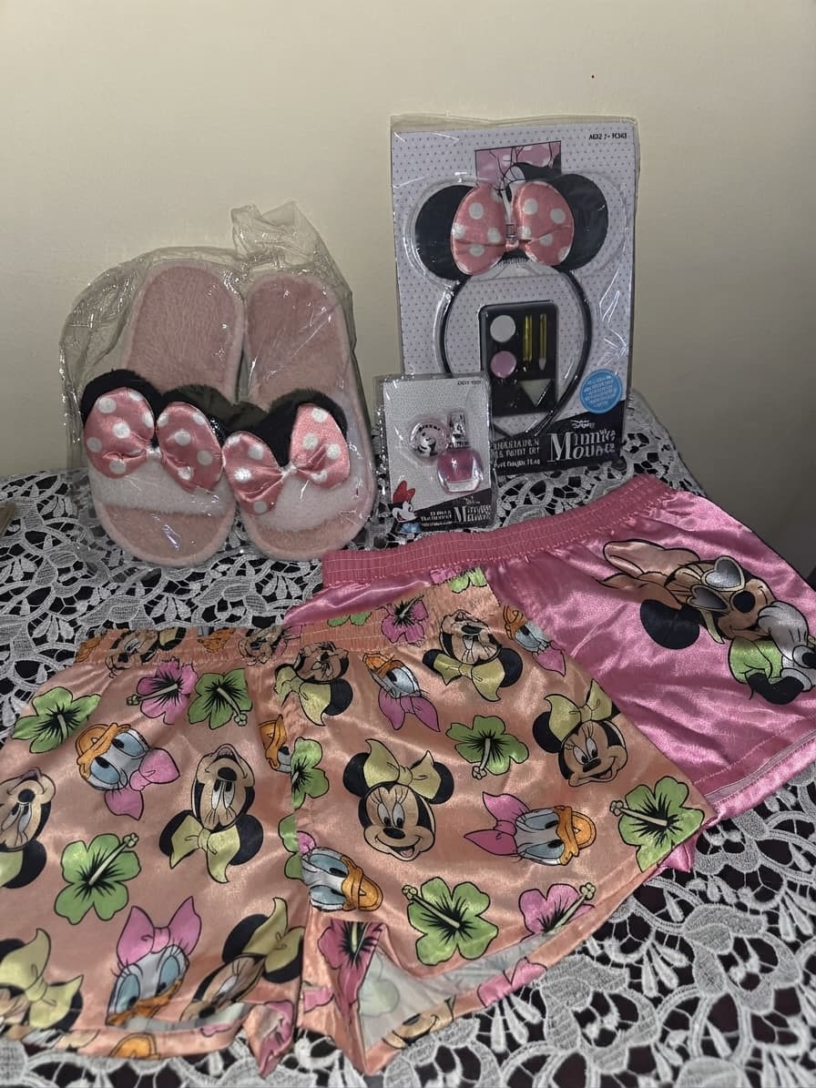 Disney Minnie Mouse Girls Sleepwear and Beauty Accessory Bundle — photo 1 of 4