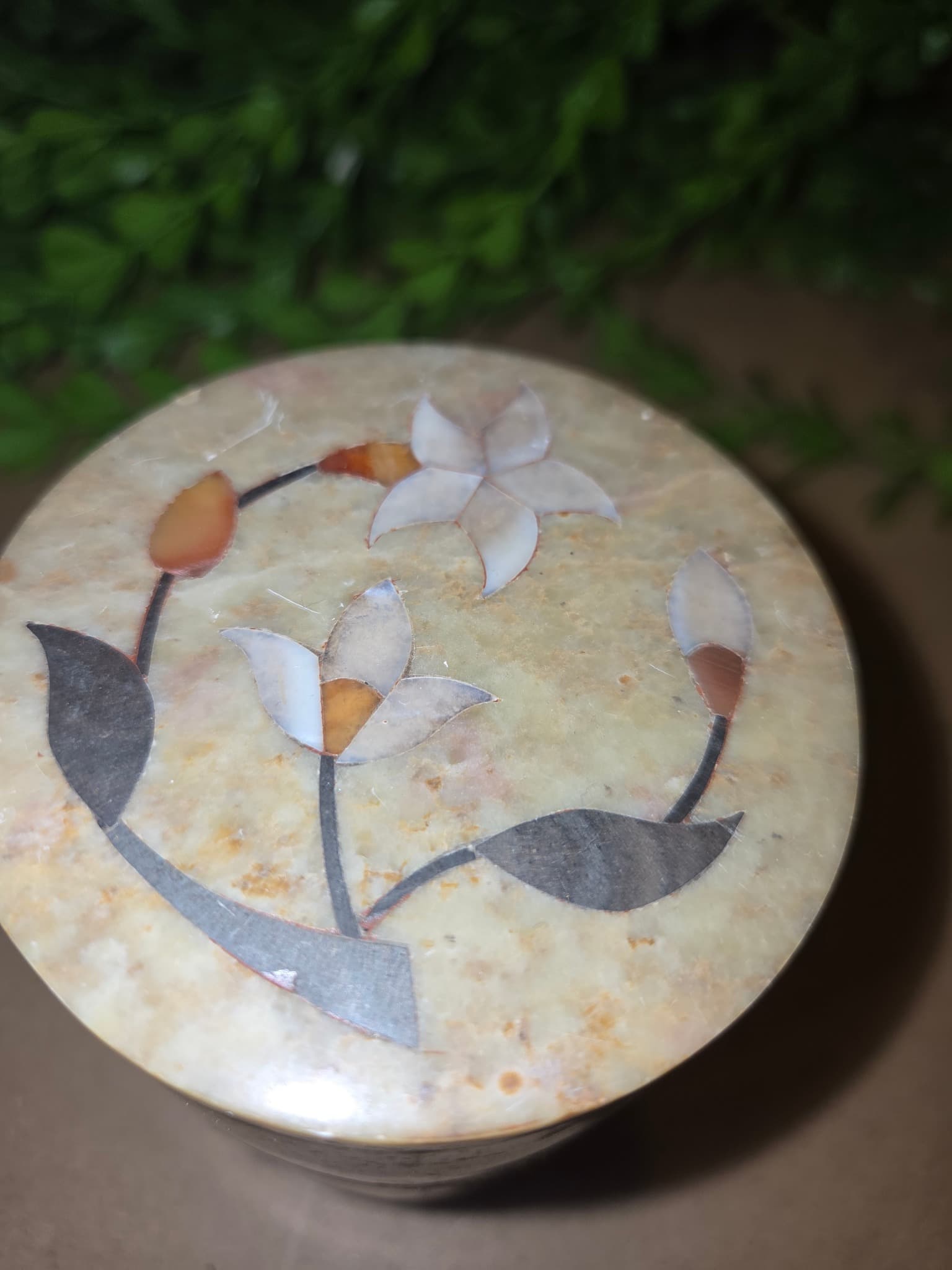 Hand-Carved Onyx Stone Trinket Box with Floral Inlay — photo 3 of 4